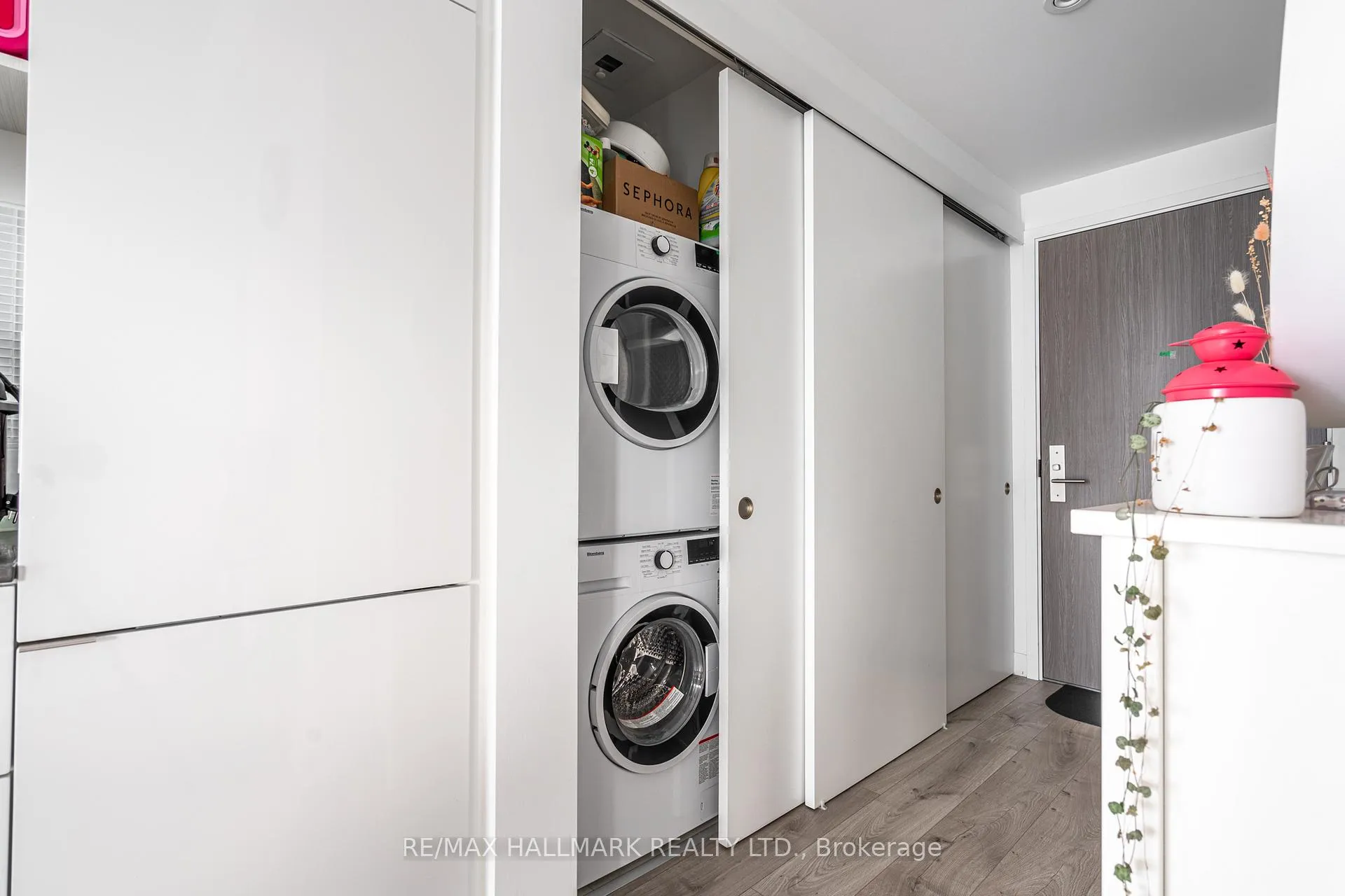 Photo 3 of Unit 3908, 161 Roehampton Avenue, Toronto, Mount Pleasant West — HOMEH