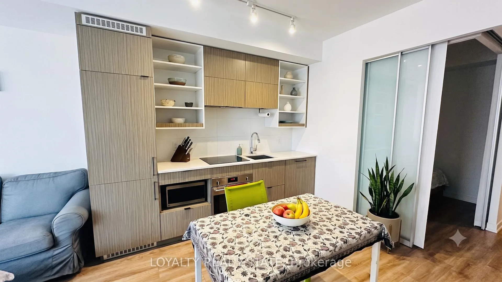 Photo 3 of Unit 912, 20 Edward Street S, Toronto, Bay Street Corridor — HOMEH