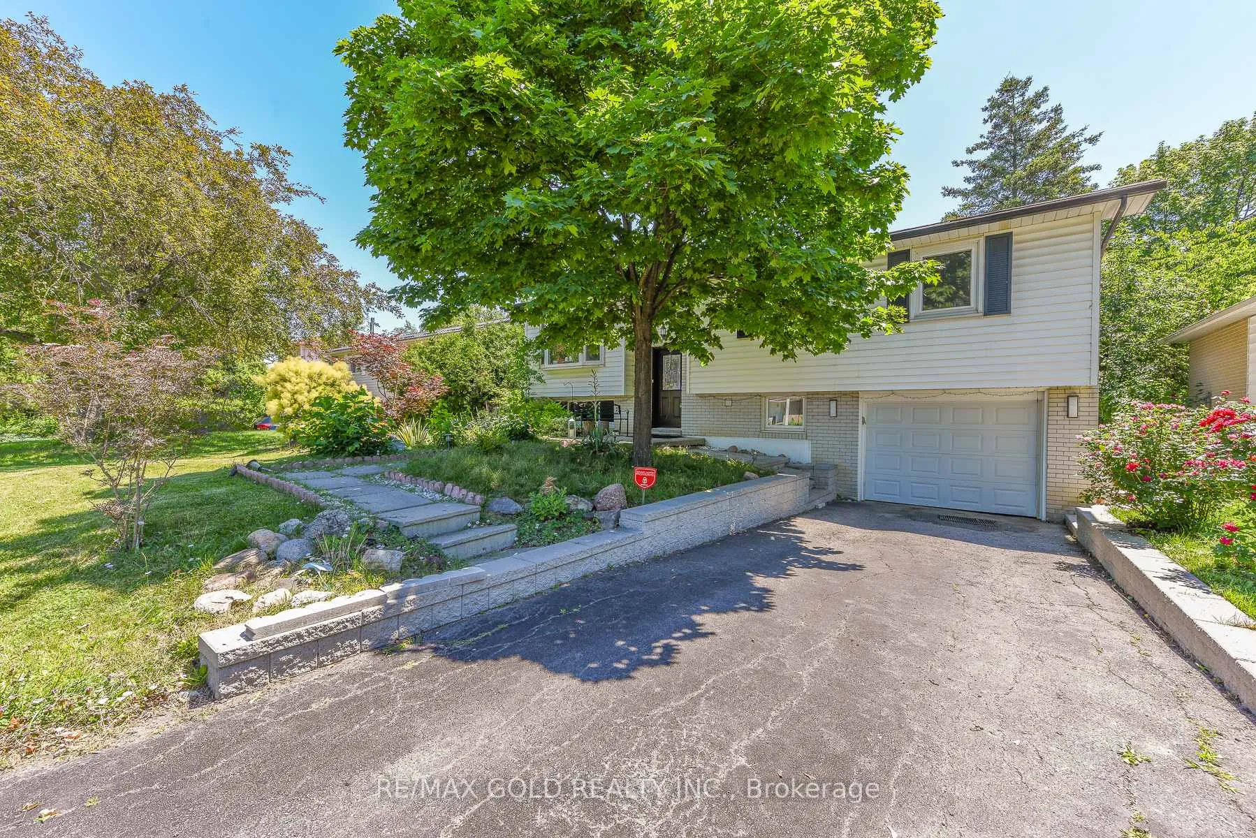 Photo 2 of 18 Drury Crescent, Brampton, Southgate — HOMEH