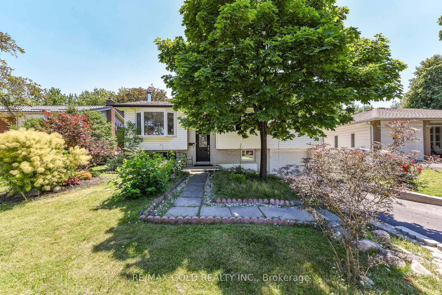 Photo 3 of 18 Drury Crescent, Brampton, Southgate — HOMEH