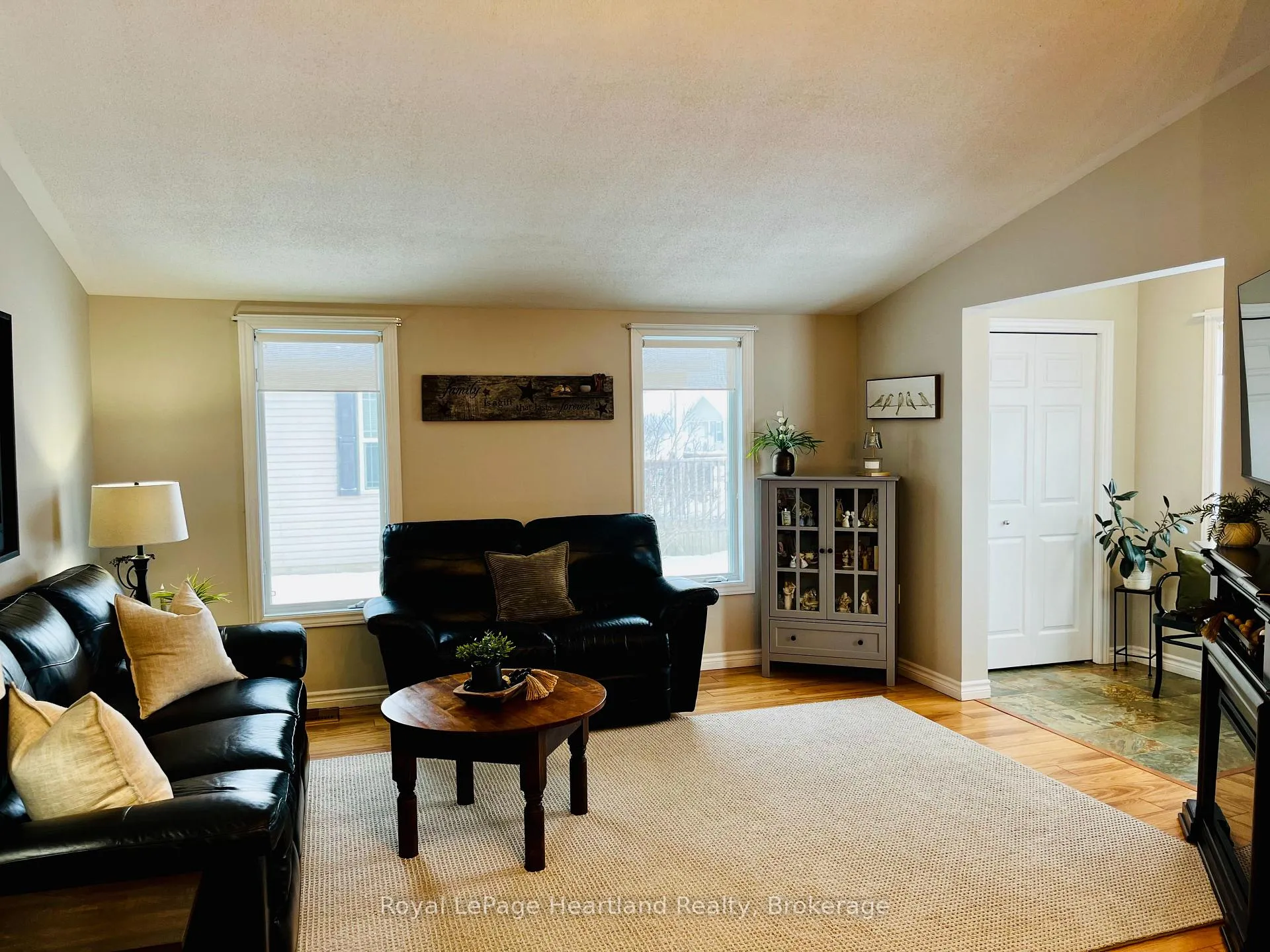 Photo 4 of 459 Richard Crescent, Strathroy-Caradoc, SE — HOMEH