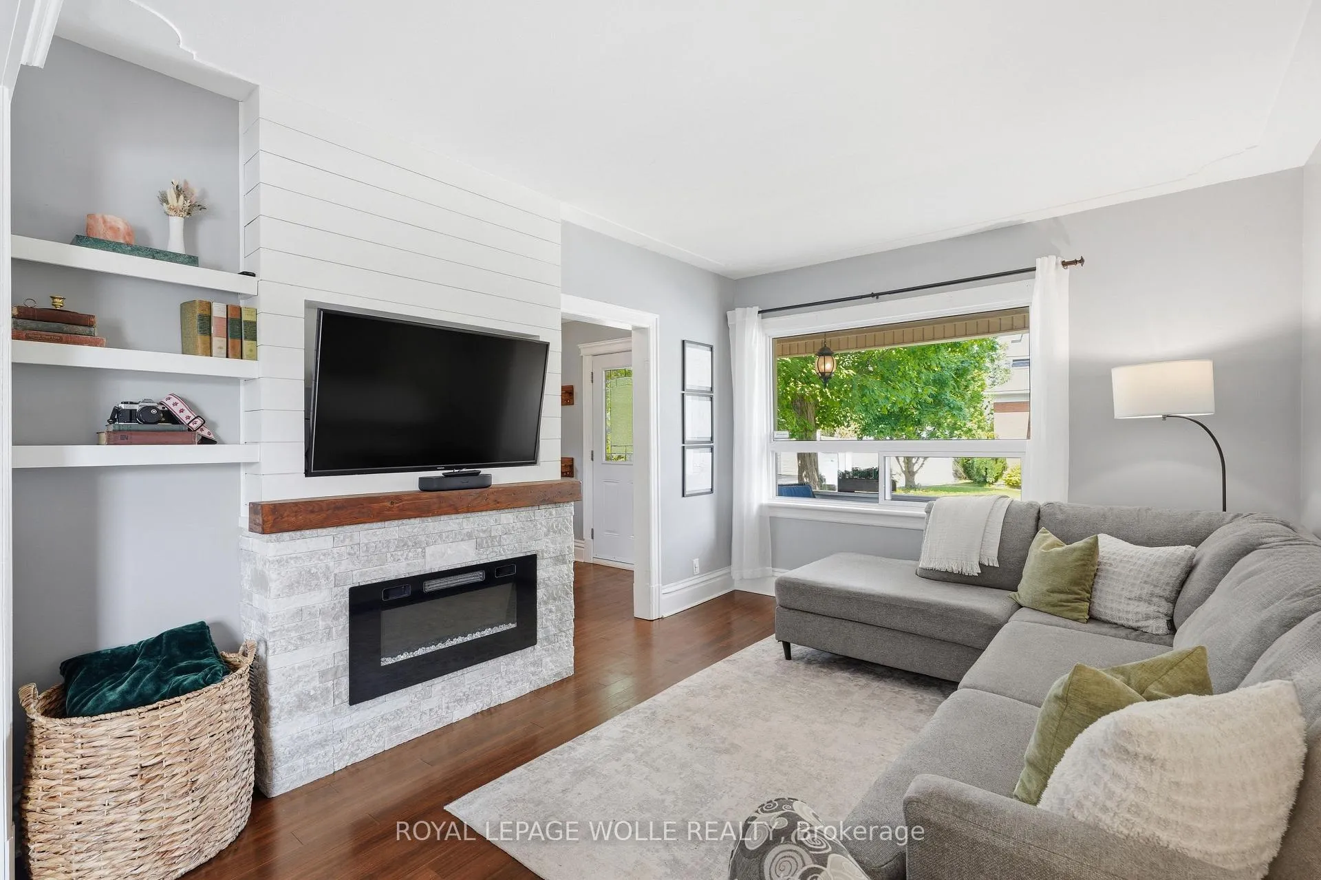 Photo 4 of 439 Westminster Drive S, Cambridge — HOMEH