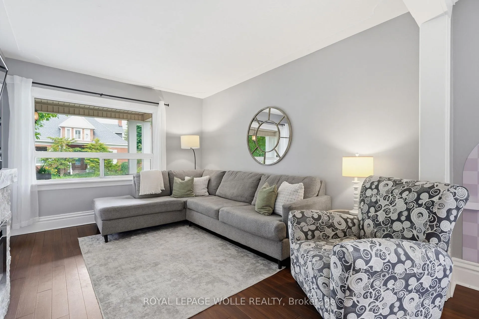 Photo 5 of 439 Westminster Drive S, Cambridge — HOMEH