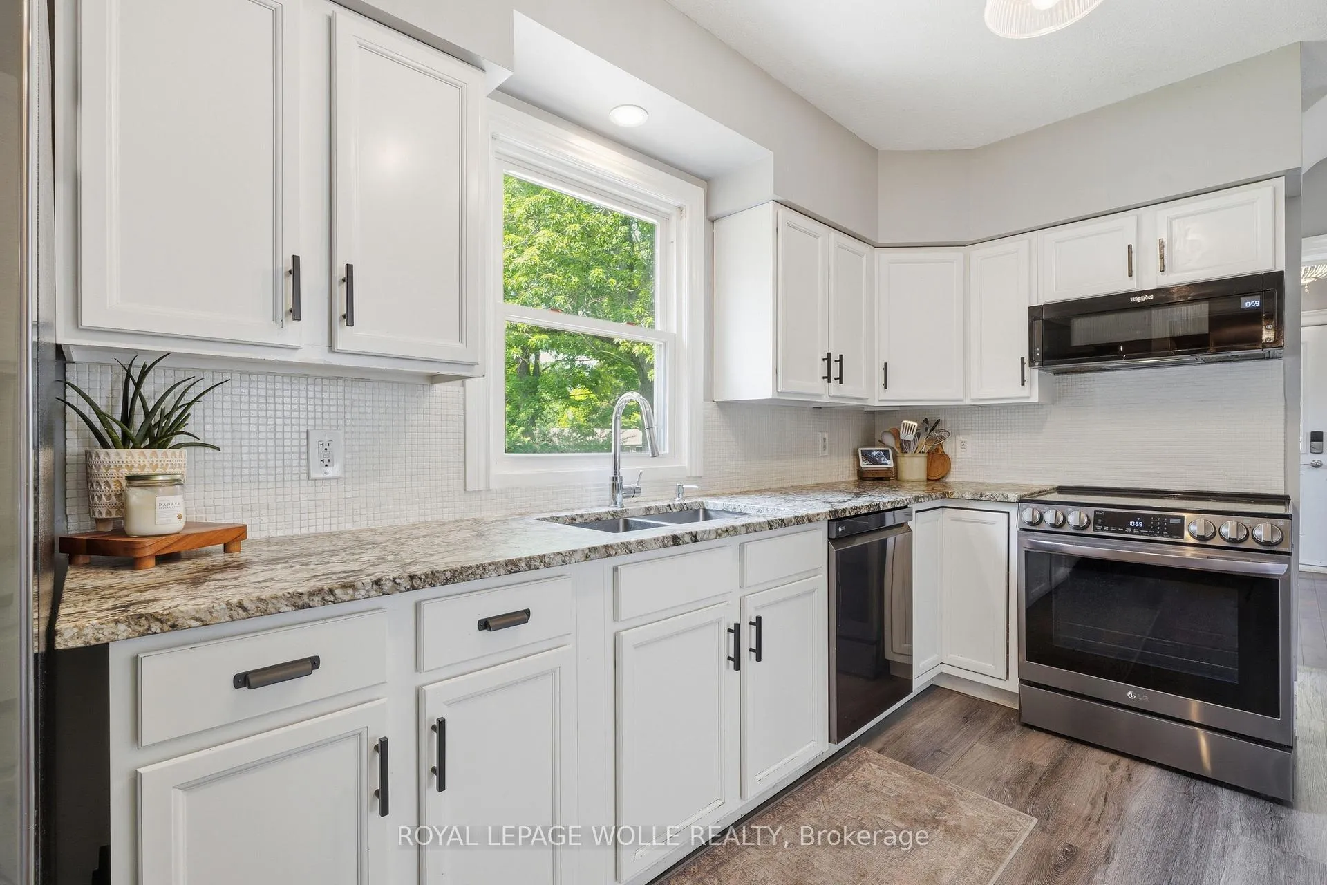 Photo 12 of 439 Westminster Drive S, Cambridge — HOMEH