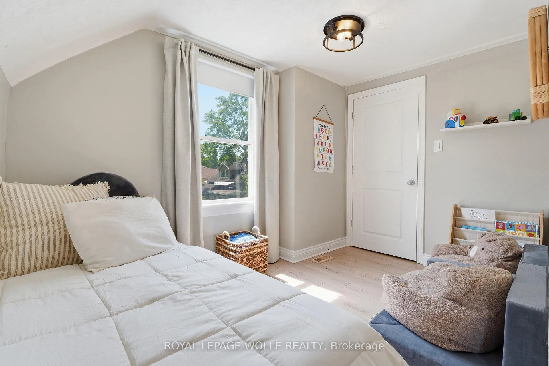 Photo 26 of 439 Westminster Drive S, Cambridge — HOMEH