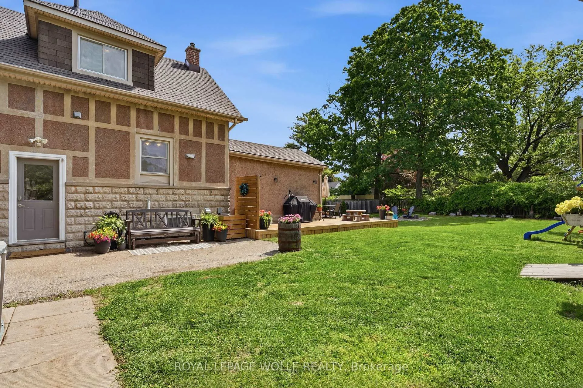 Photo 30 of 439 Westminster Drive S, Cambridge — HOMEH