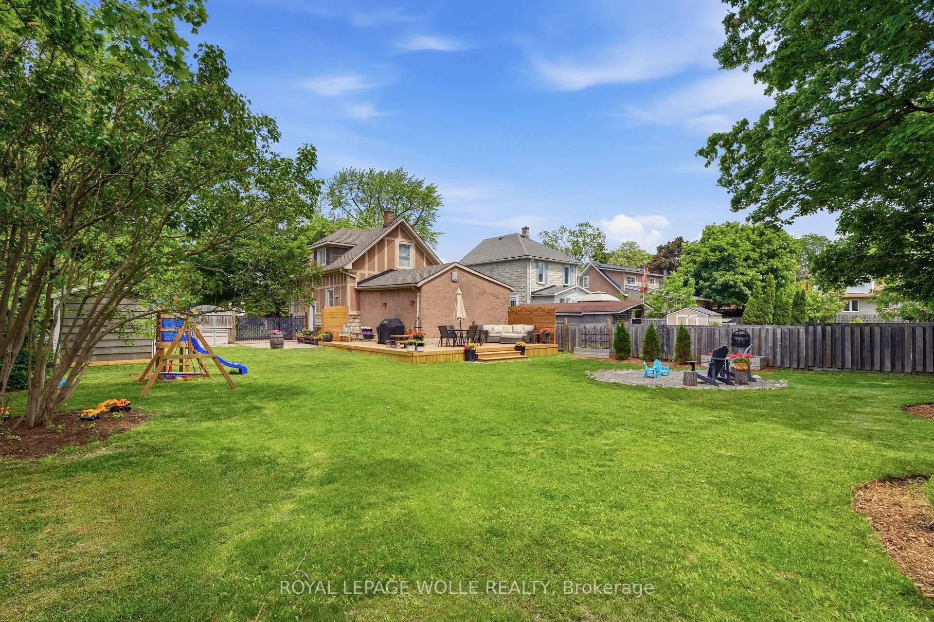 Photo 31 of 439 Westminster Drive S, Cambridge — HOMEH
