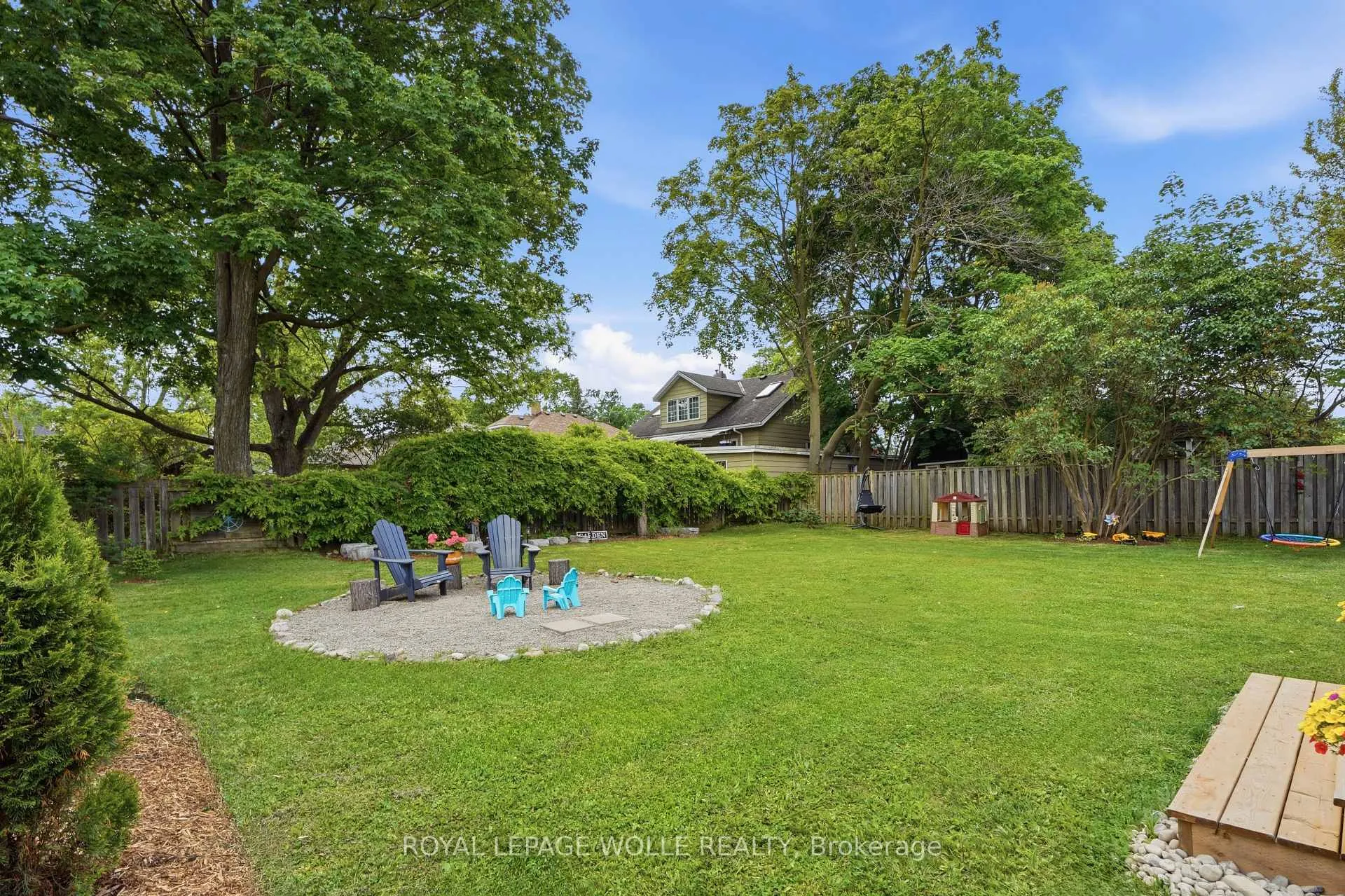 Photo 34 of 439 Westminster Drive S, Cambridge — HOMEH