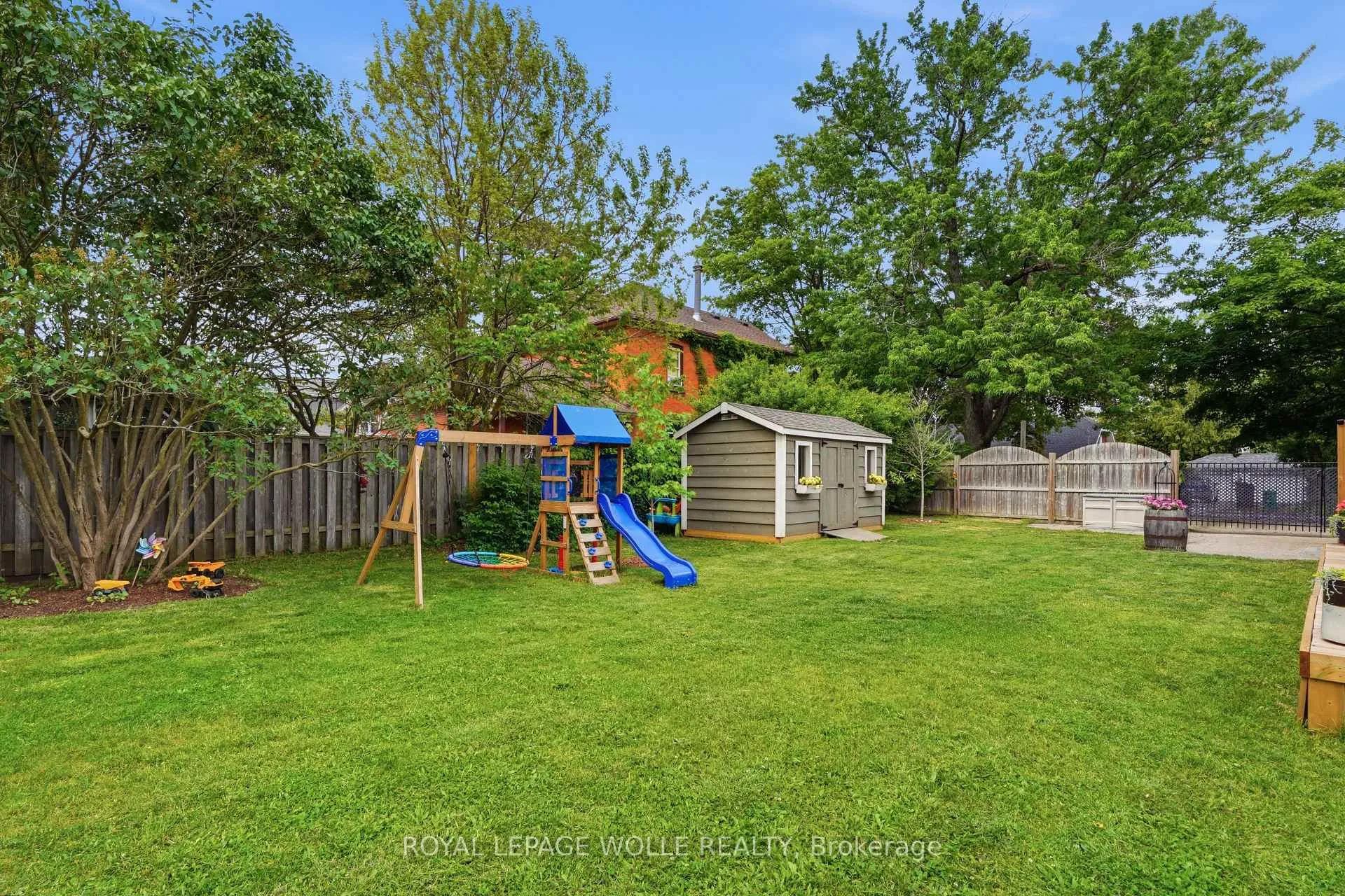 Photo 35 of 439 Westminster Drive S, Cambridge — HOMEH