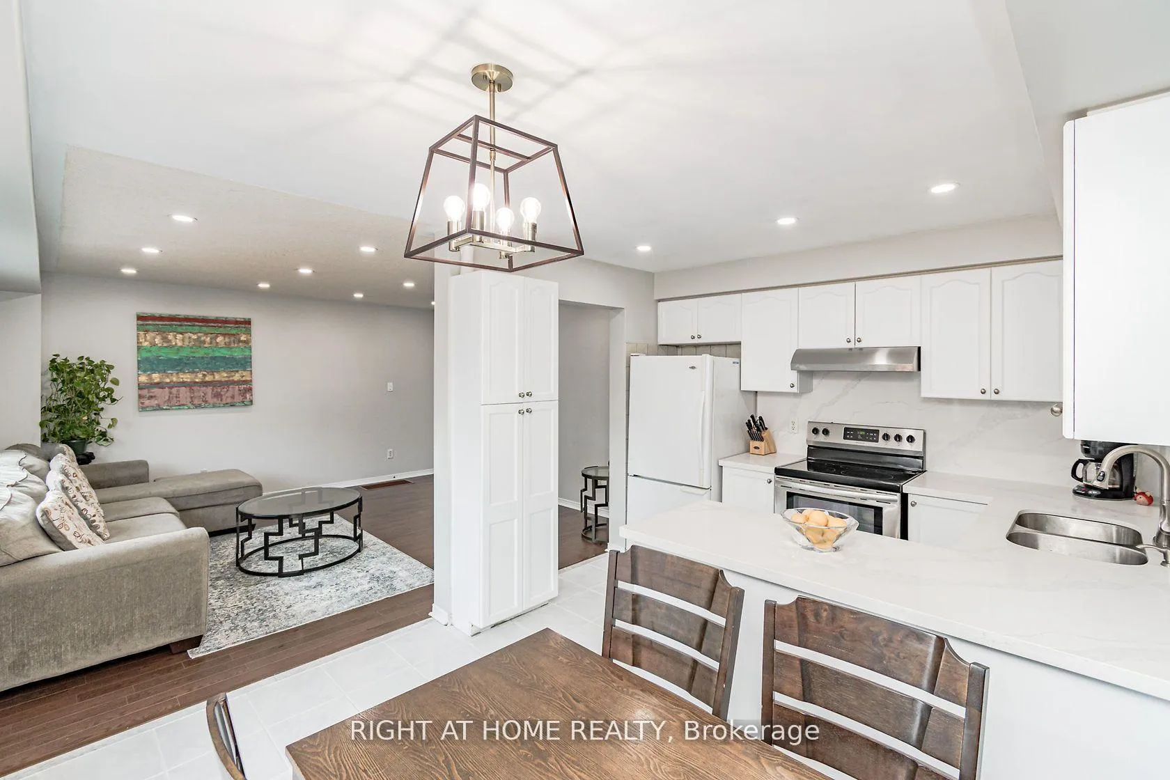 Photo 4 of 2084 White Dove Circle, Oakville, West Oak Trails — HOMEH