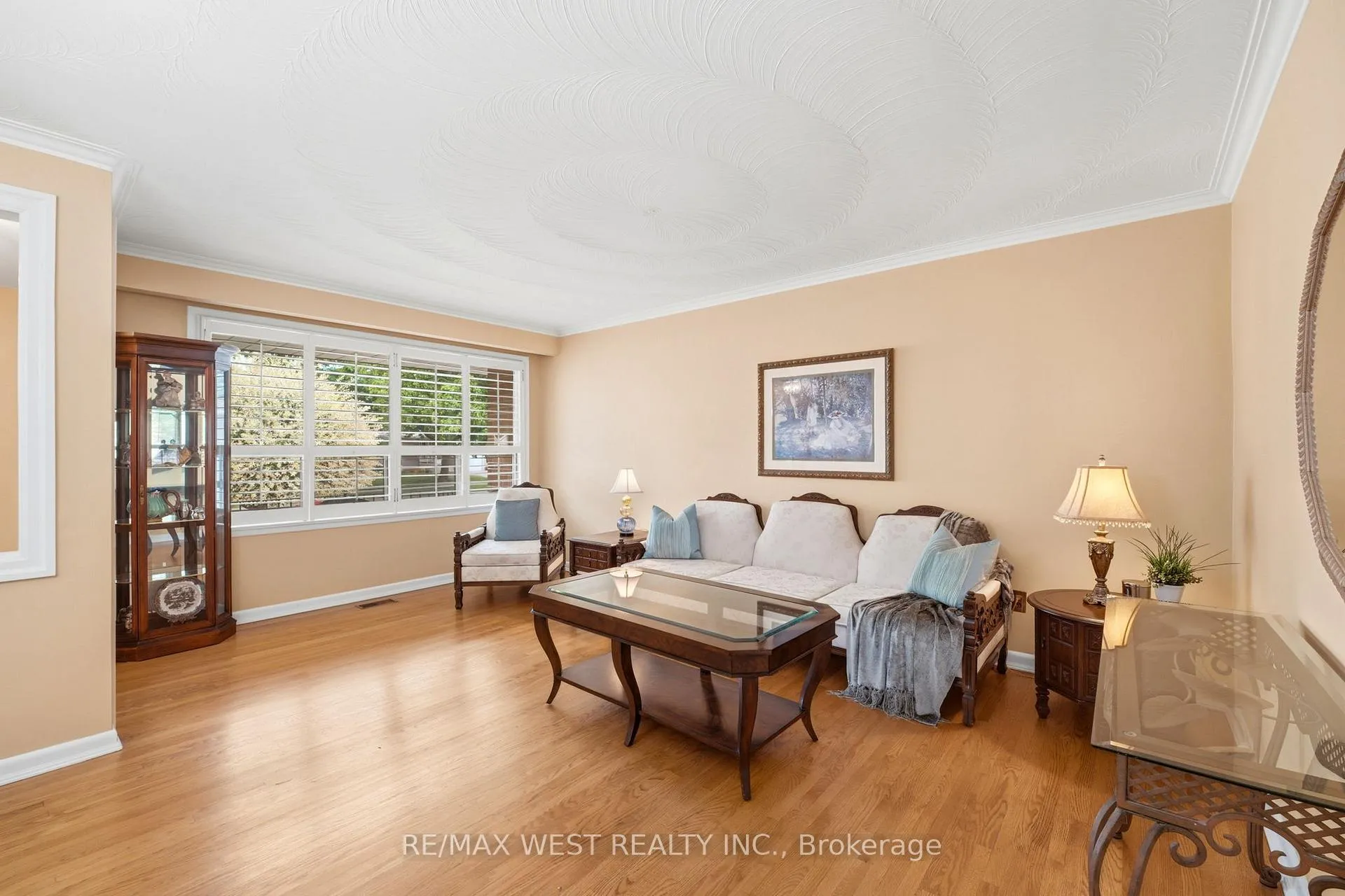 Photo 3 of 2 Renault Crescent, Etobicoke, Humber Heights — HOMEH