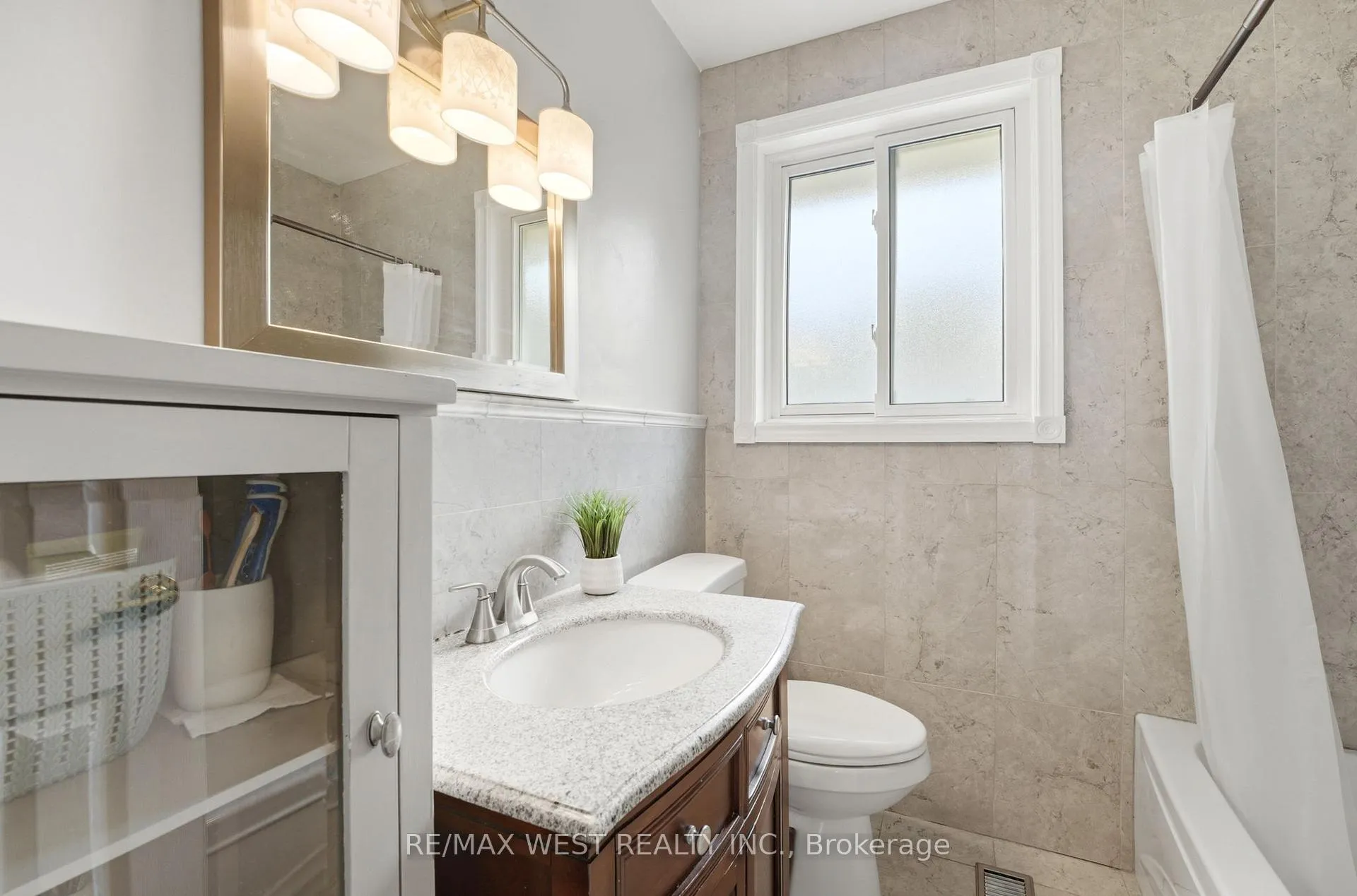 Photo 13 of 2 Renault Crescent, Etobicoke, Humber Heights — HOMEH