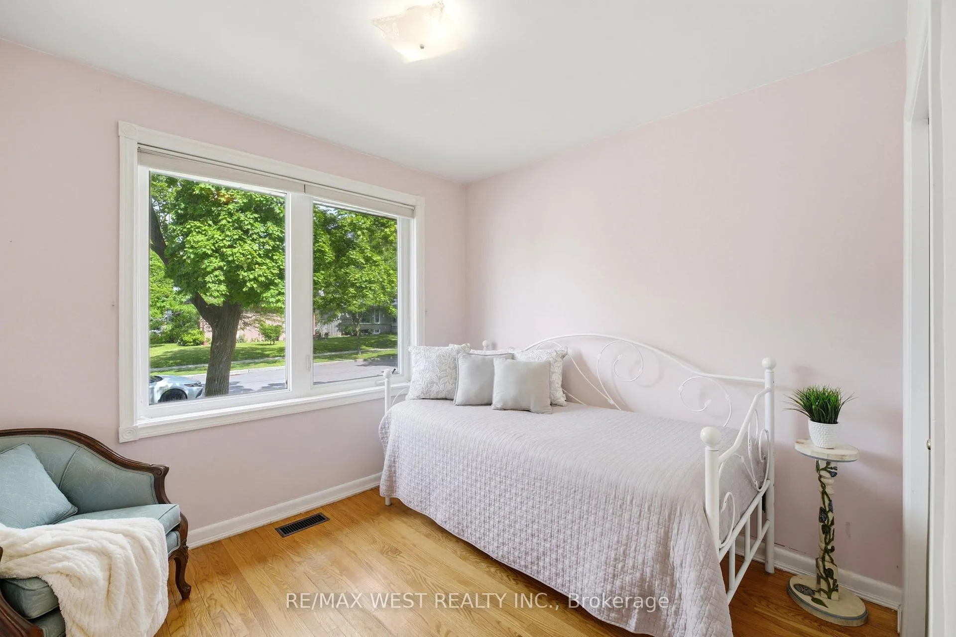 Photo 14 of 2 Renault Crescent, Etobicoke, Humber Heights — HOMEH