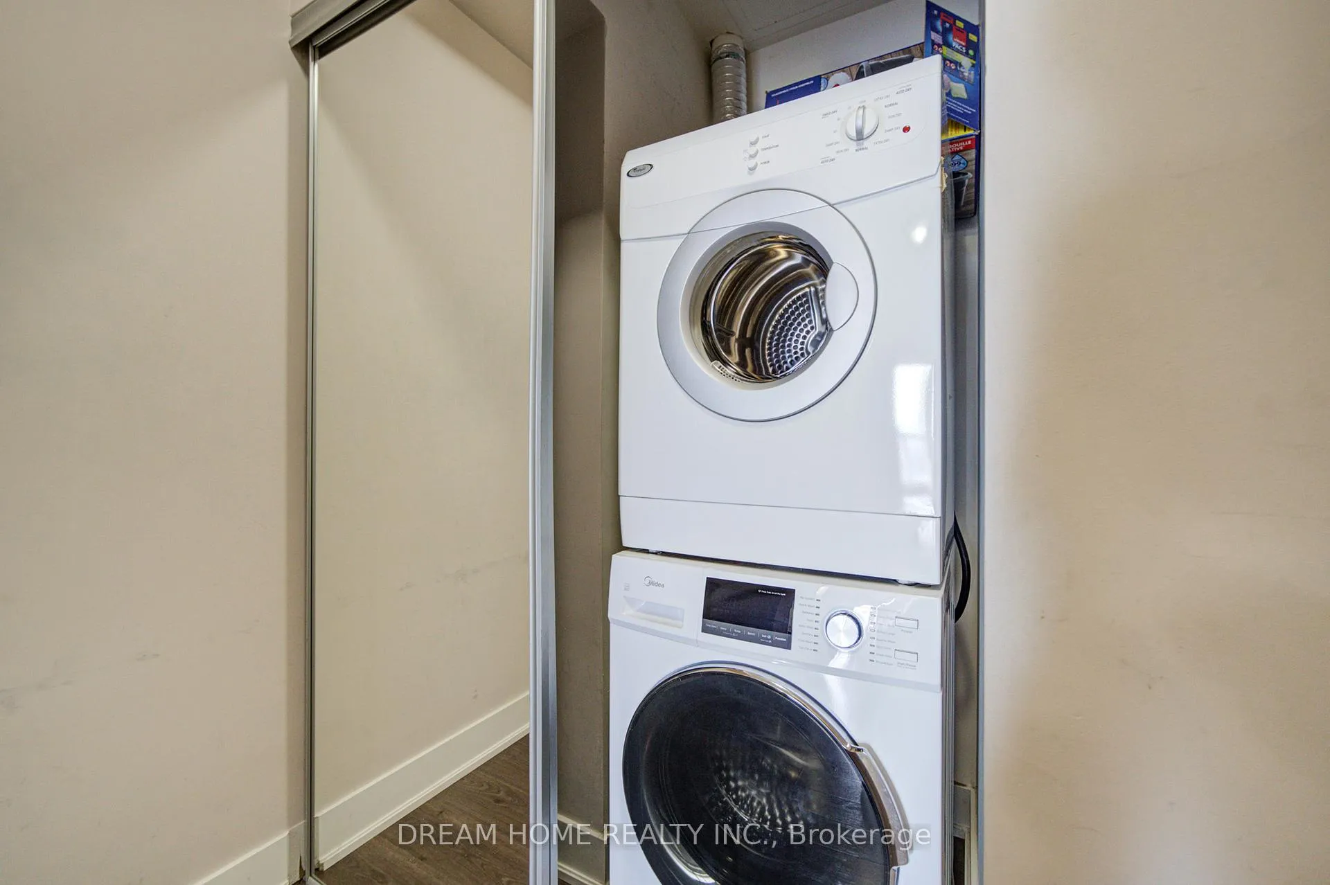 Photo 32 of Unit 2902, 30 Roehampton Avenue, Toronto, Mount Pleasant West — HOMEH
