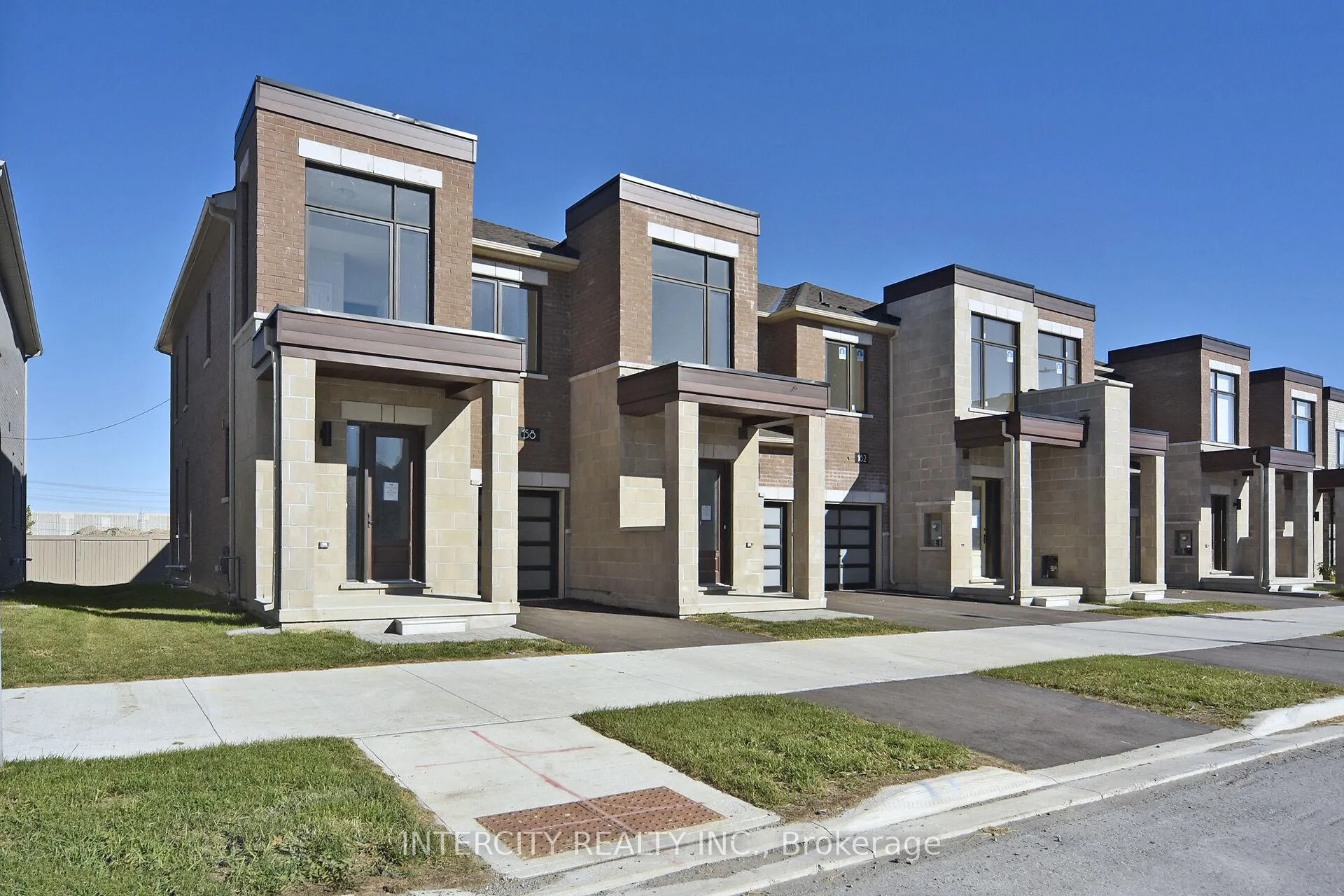 Photo 2 of 158 Mumbai Drive, Markham, Middlefield — HOMEH