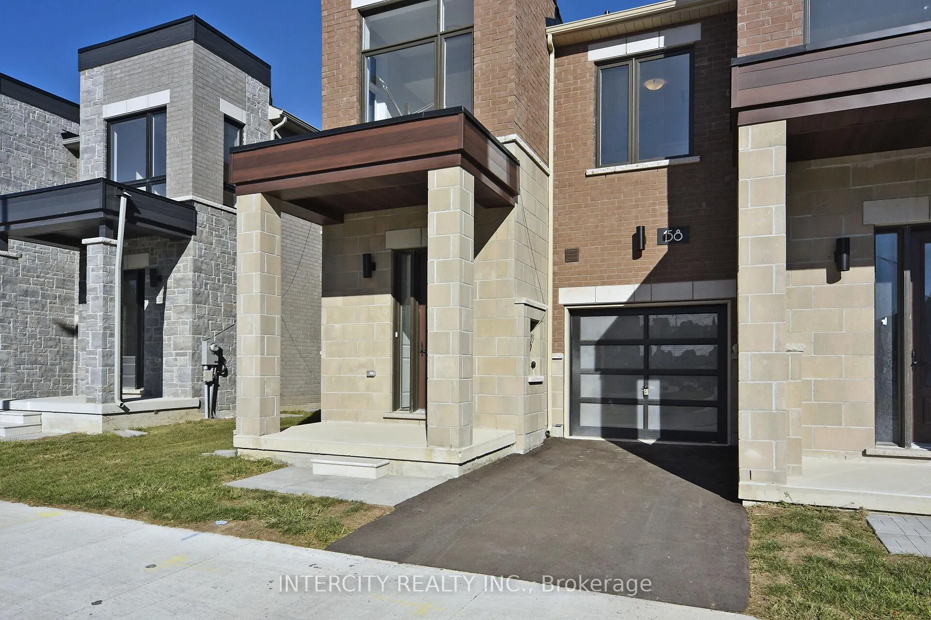 Photo 3 of 158 Mumbai Drive, Markham, Middlefield — HOMEH