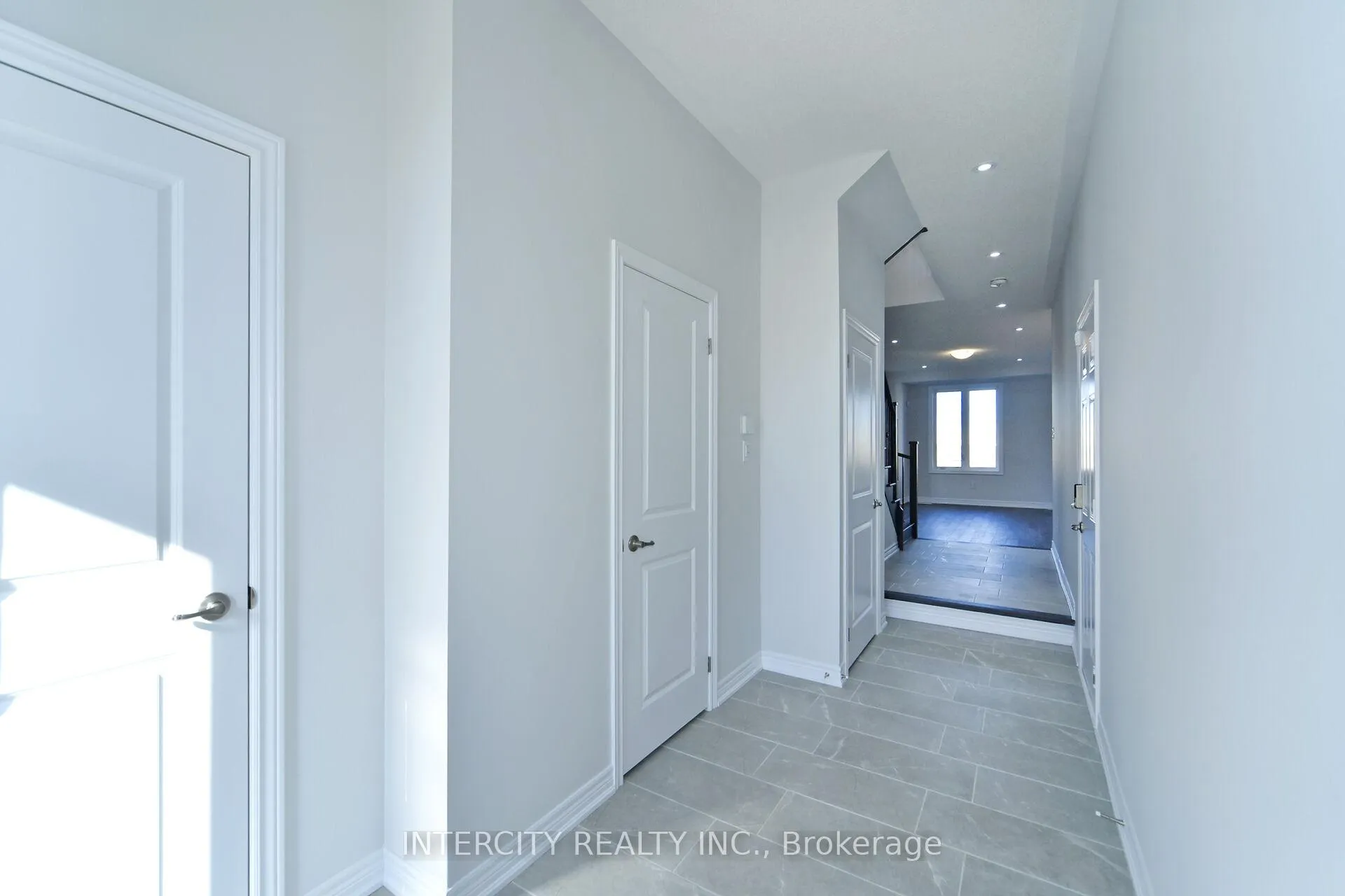 Photo 5 of 158 Mumbai Drive, Markham, Middlefield — HOMEH