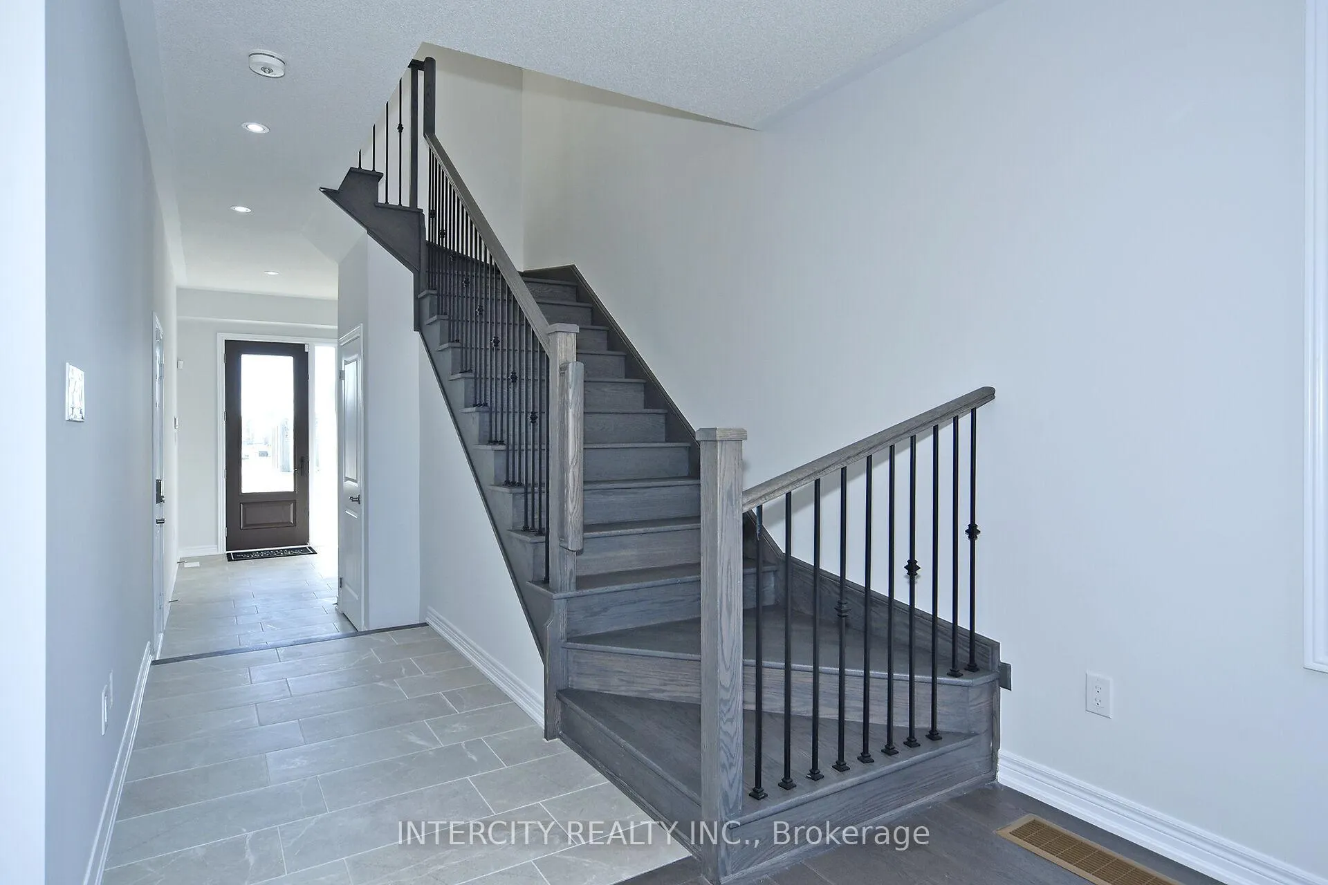 Photo 7 of 158 Mumbai Drive, Markham, Middlefield — HOMEH