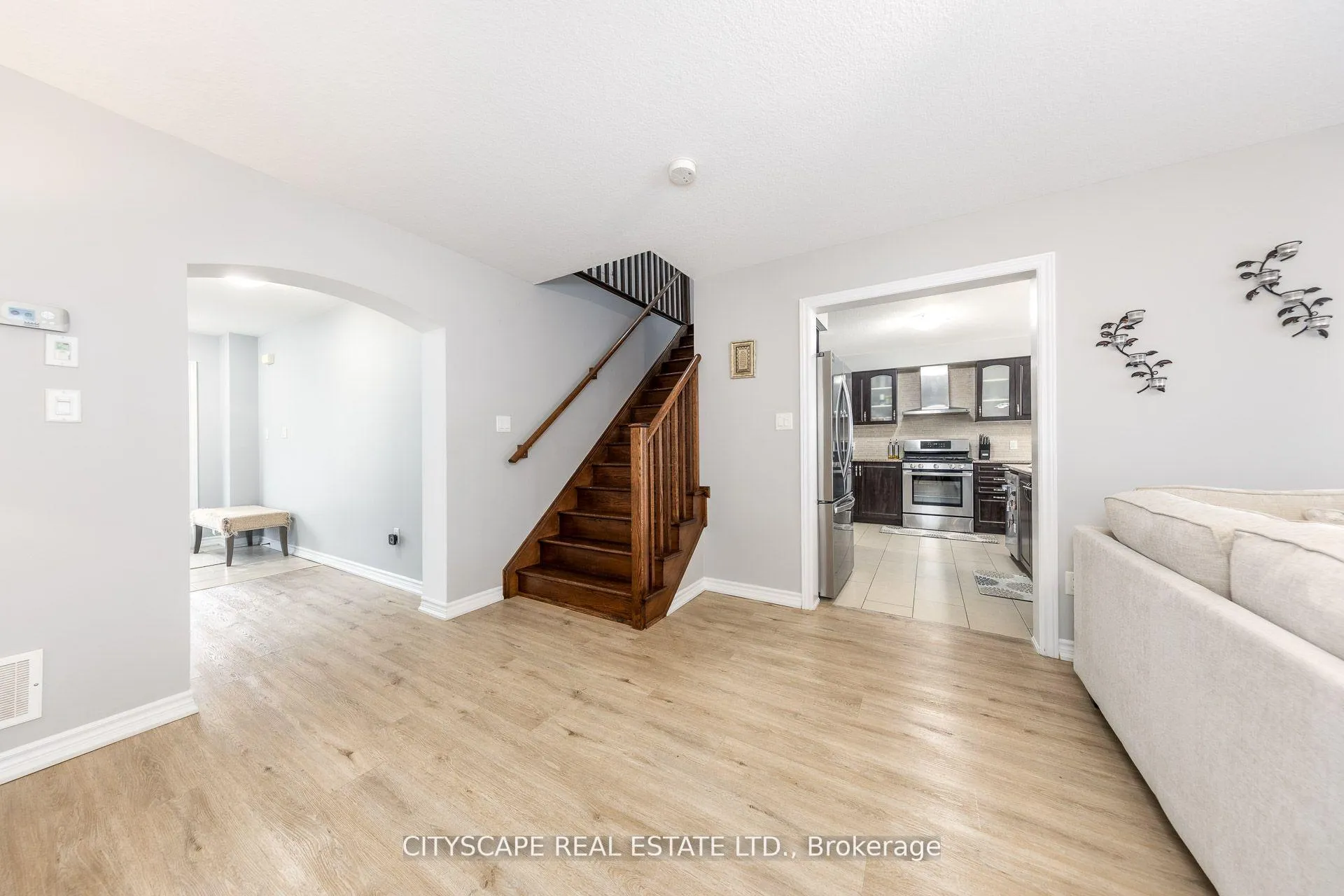 Photo 5 of 121 Crafter Crescent, Hamilton, Stoney Creek — HOMEH