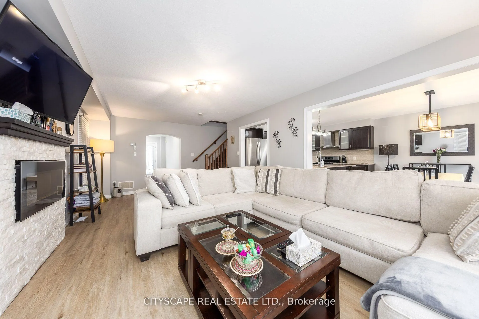 Photo 9 of 121 Crafter Crescent, Hamilton, Stoney Creek — HOMEH
