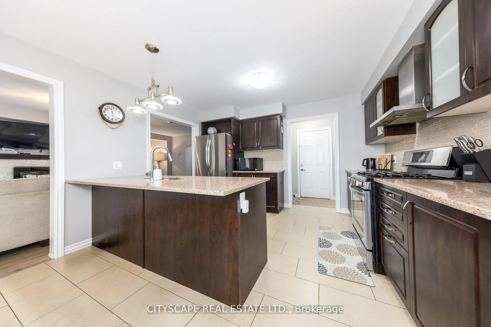 Photo 10 of 121 Crafter Crescent, Hamilton, Stoney Creek — HOMEH