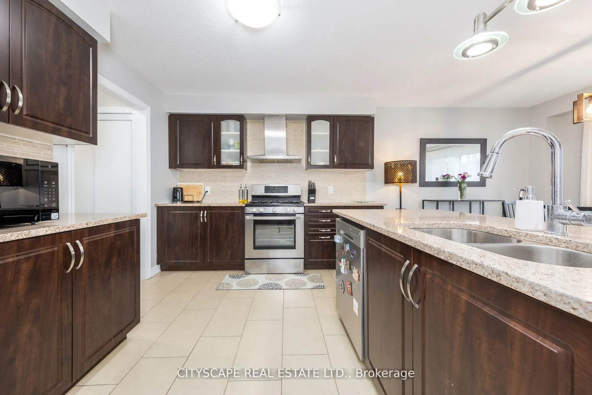Photo 11 of 121 Crafter Crescent, Hamilton, Stoney Creek — HOMEH