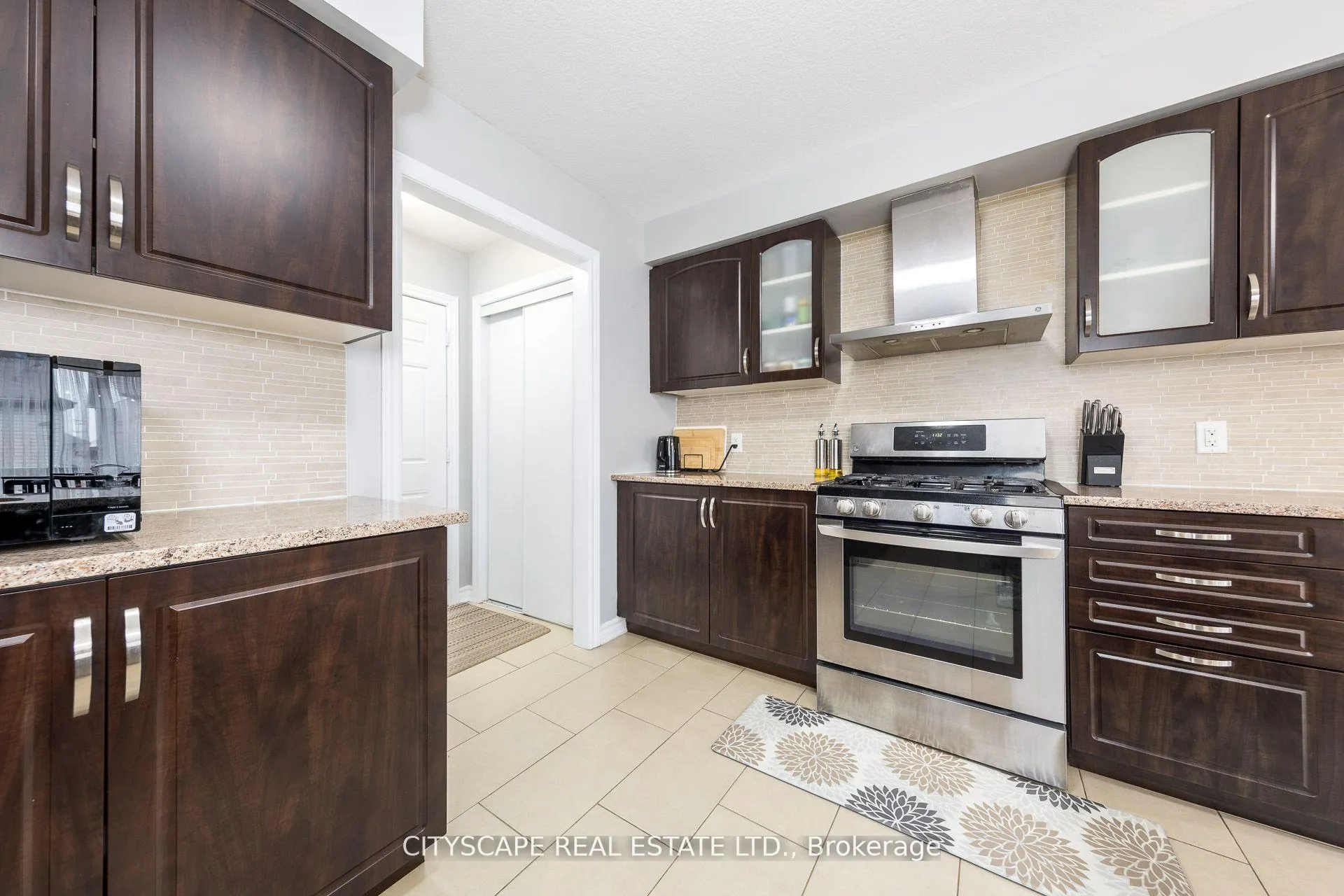 Photo 13 of 121 Crafter Crescent, Hamilton, Stoney Creek — HOMEH