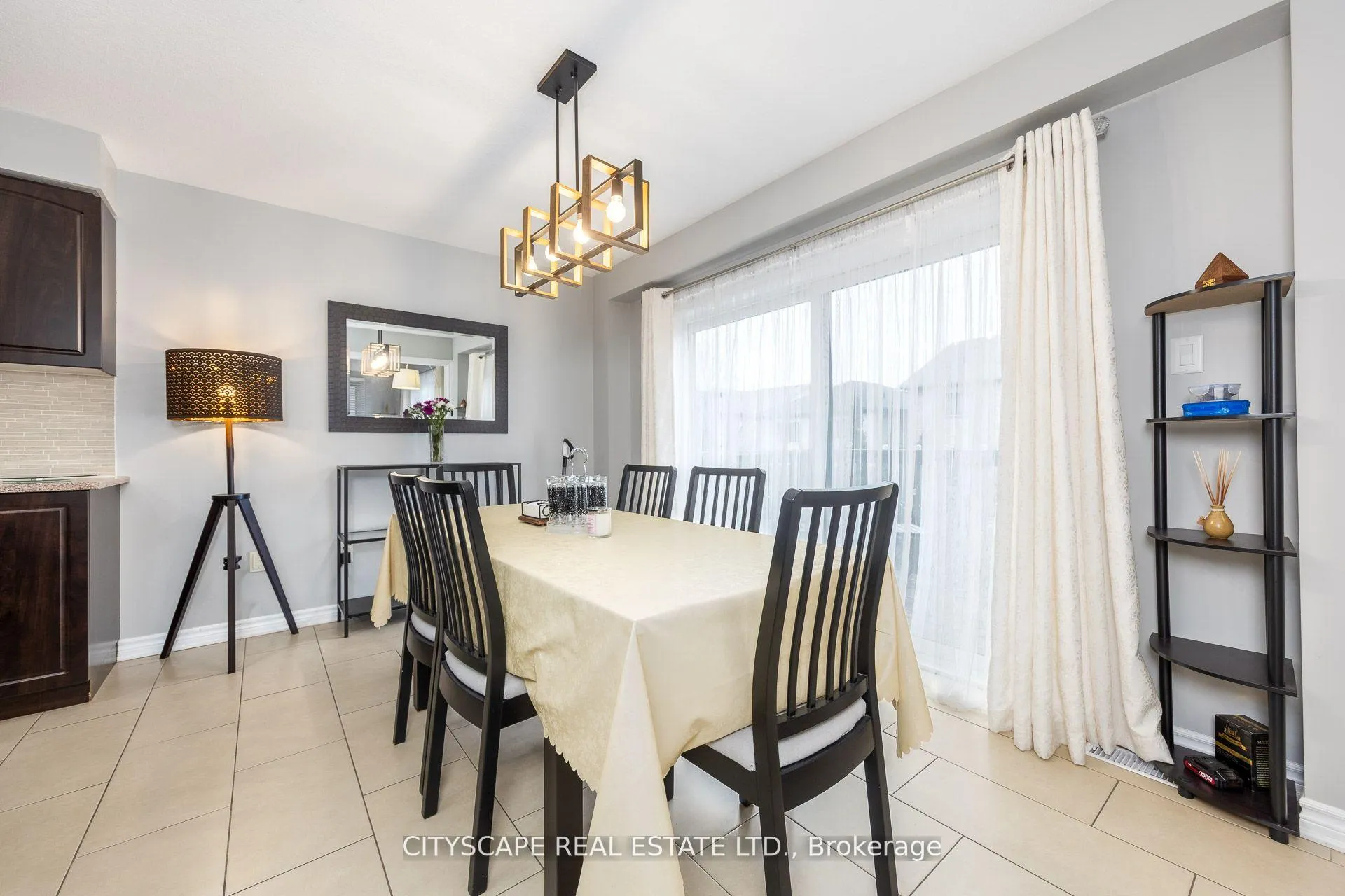 Photo 15 of 121 Crafter Crescent, Hamilton, Stoney Creek — HOMEH