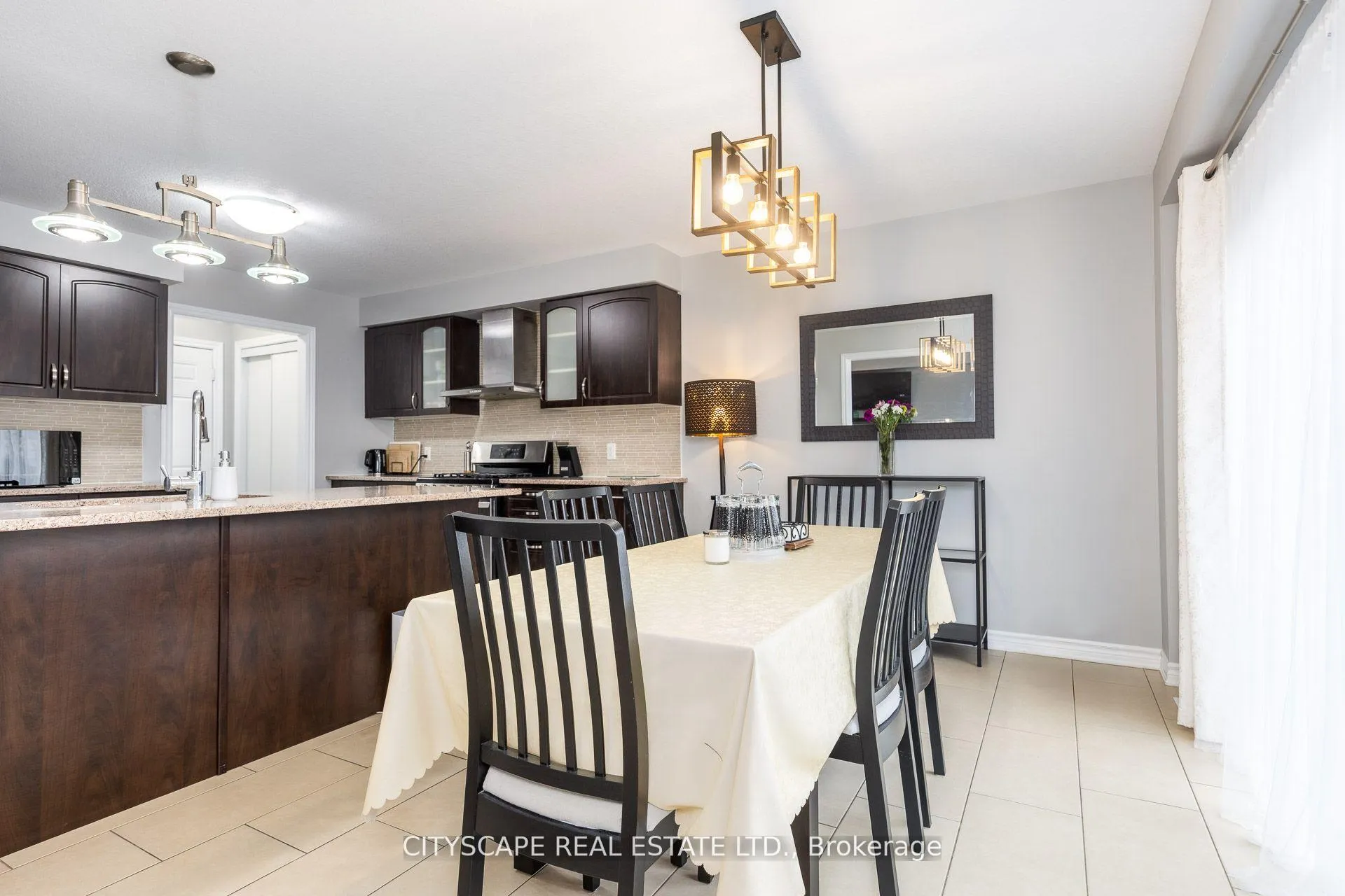 Photo 16 of 121 Crafter Crescent, Hamilton, Stoney Creek — HOMEH