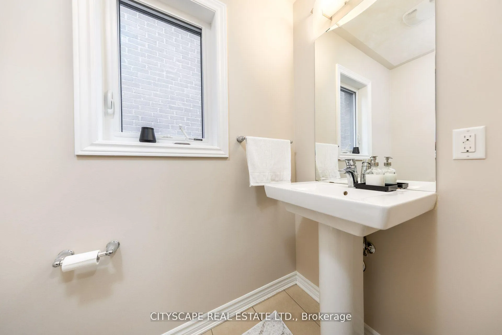 Photo 17 of 121 Crafter Crescent, Hamilton, Stoney Creek — HOMEH
