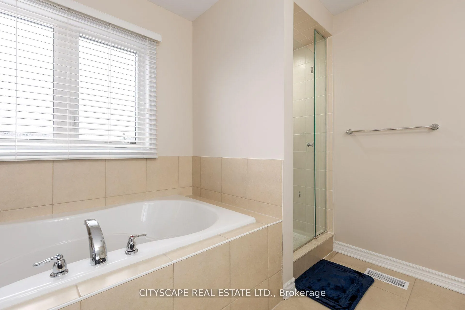 Photo 23 of 121 Crafter Crescent, Hamilton, Stoney Creek — HOMEH
