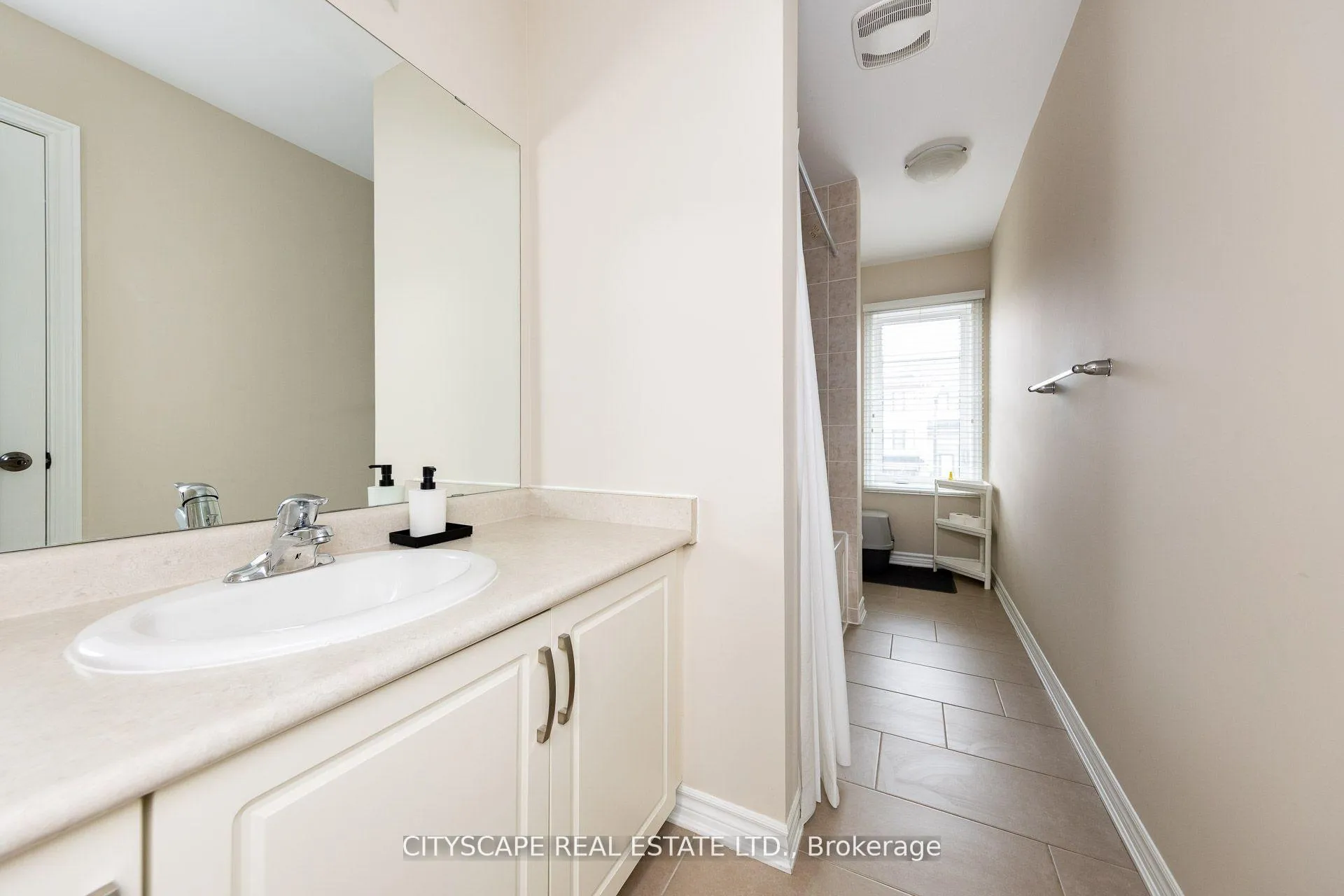 Photo 26 of 121 Crafter Crescent, Hamilton, Stoney Creek — HOMEH