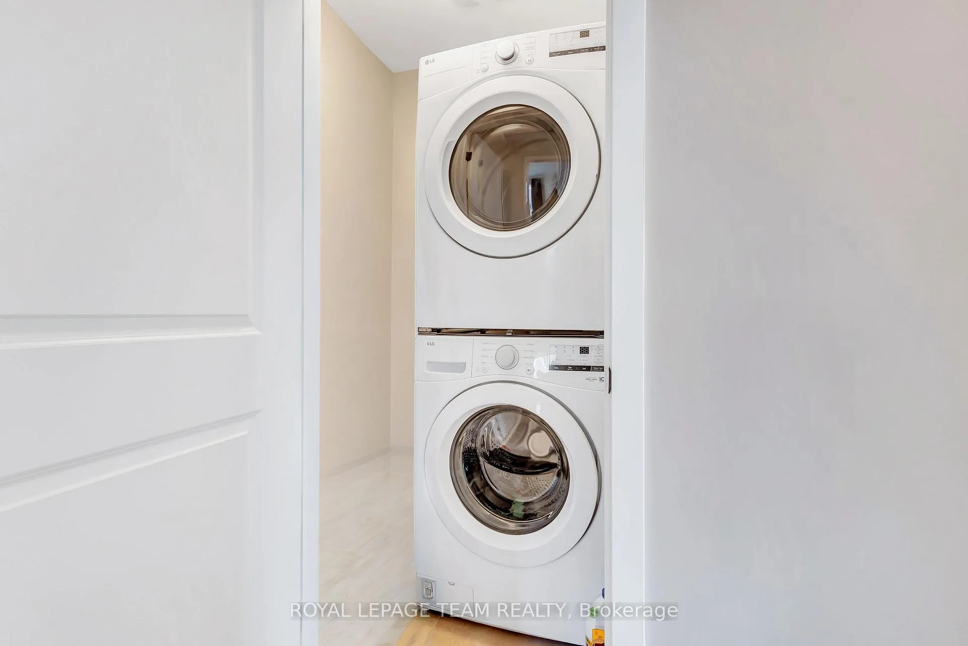 Photo 13 of 916 Parnian Private, Ottawa, Barrhaven - Half Moon Bay — HOMEH