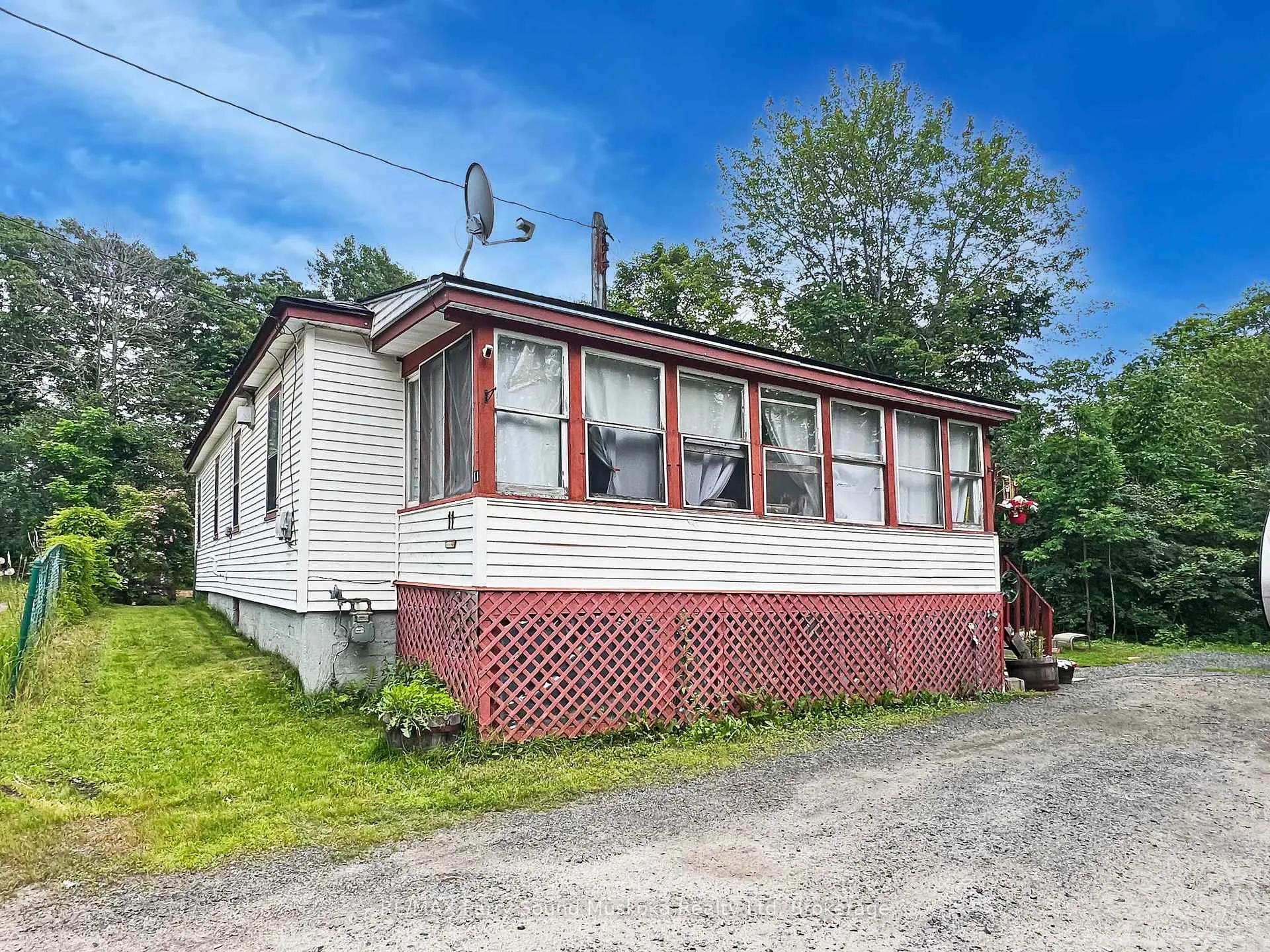 Photo 3 of 11 Adelaide Street, Parry Sound — HOMEH