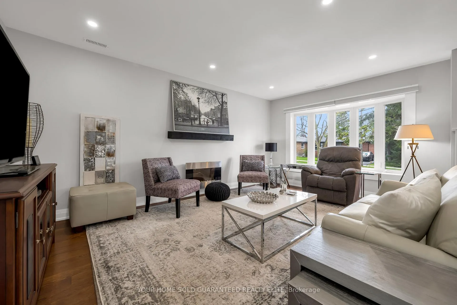 Photo 3 of 22 North Heights Road, Etobicoke, Princess-Rosethorn — HOMEH