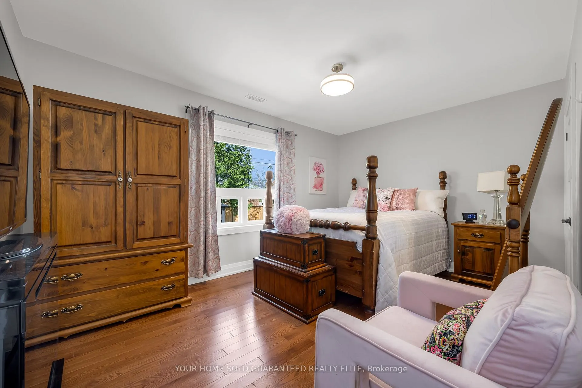 Photo 7 of 22 North Heights Road, Etobicoke, Princess-Rosethorn — HOMEH