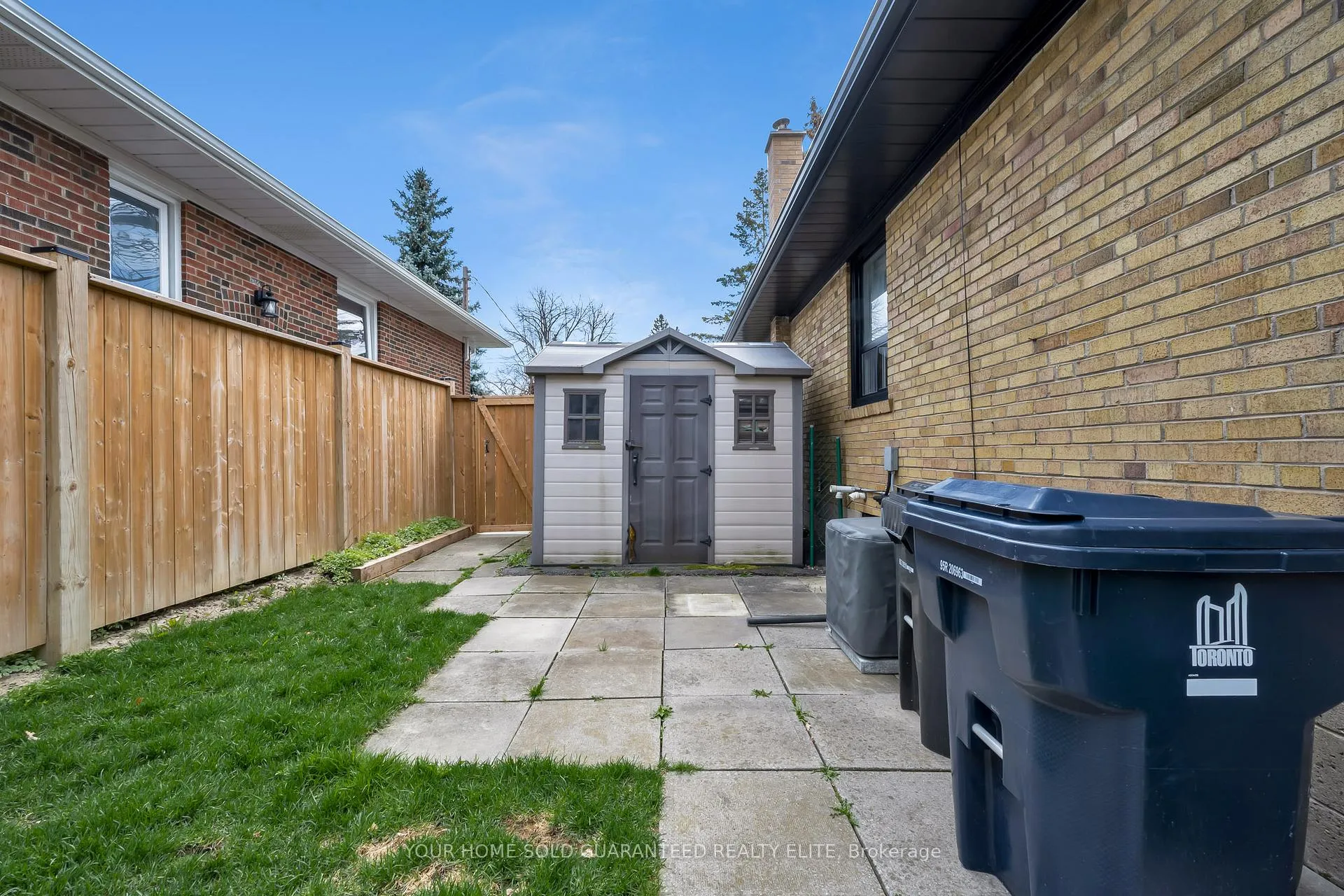 Photo 25 of 22 North Heights Road, Etobicoke, Princess-Rosethorn — HOMEH