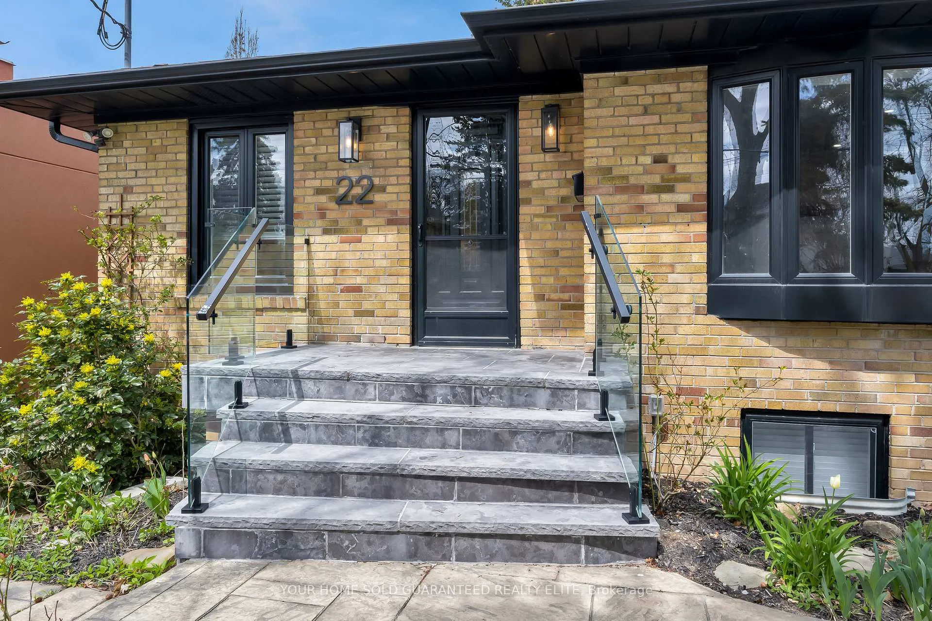 Photo 28 of 22 North Heights Road, Etobicoke, Princess-Rosethorn — HOMEH