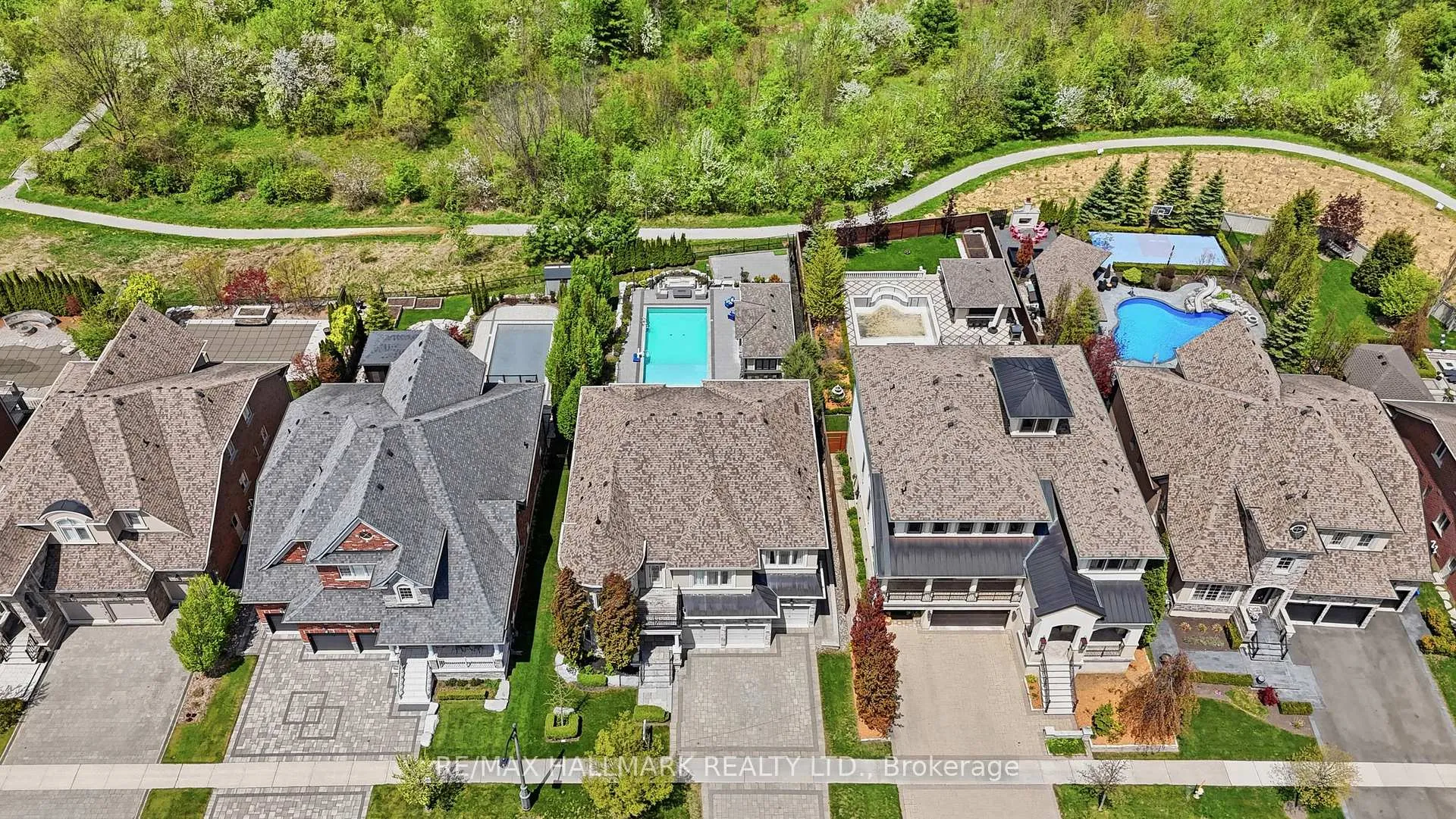 Photo 2 of 24 Bluff Trail, King, Nobleton — HOMEH
