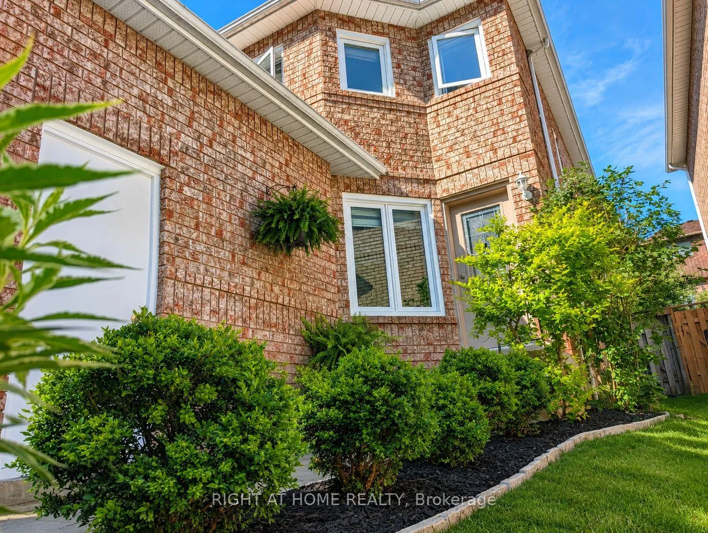 Photo 3 of 267 Pinnacle Trail, Aurora, Bayview Wellington — HOMEH