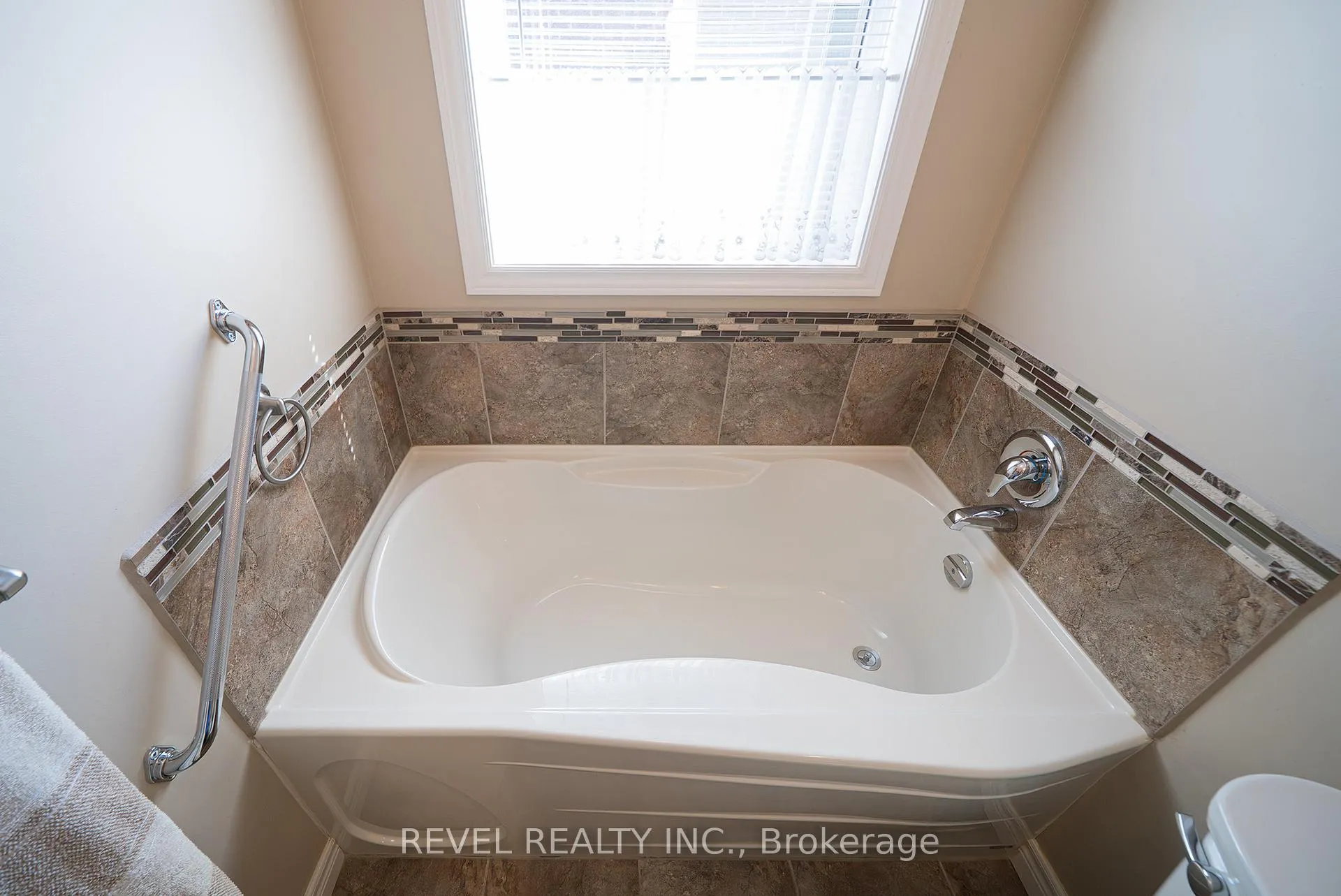 Photo 19 of 37 Mulberry Lane, Norfolk, Port Dover — HOMEH