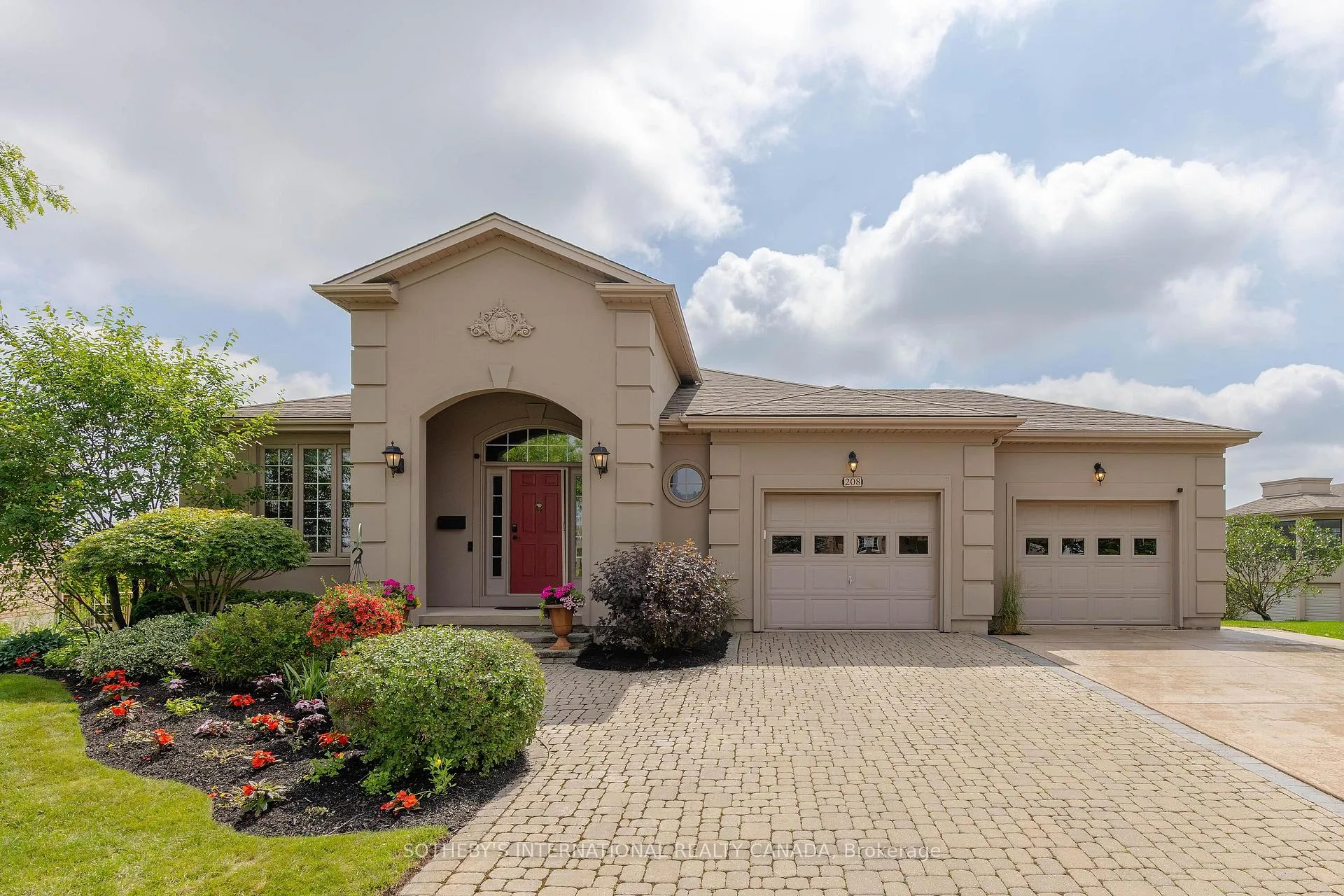 Photo 3 of 208 Muirfield Trail, Welland, Hwy 406/Welland — HOMEH