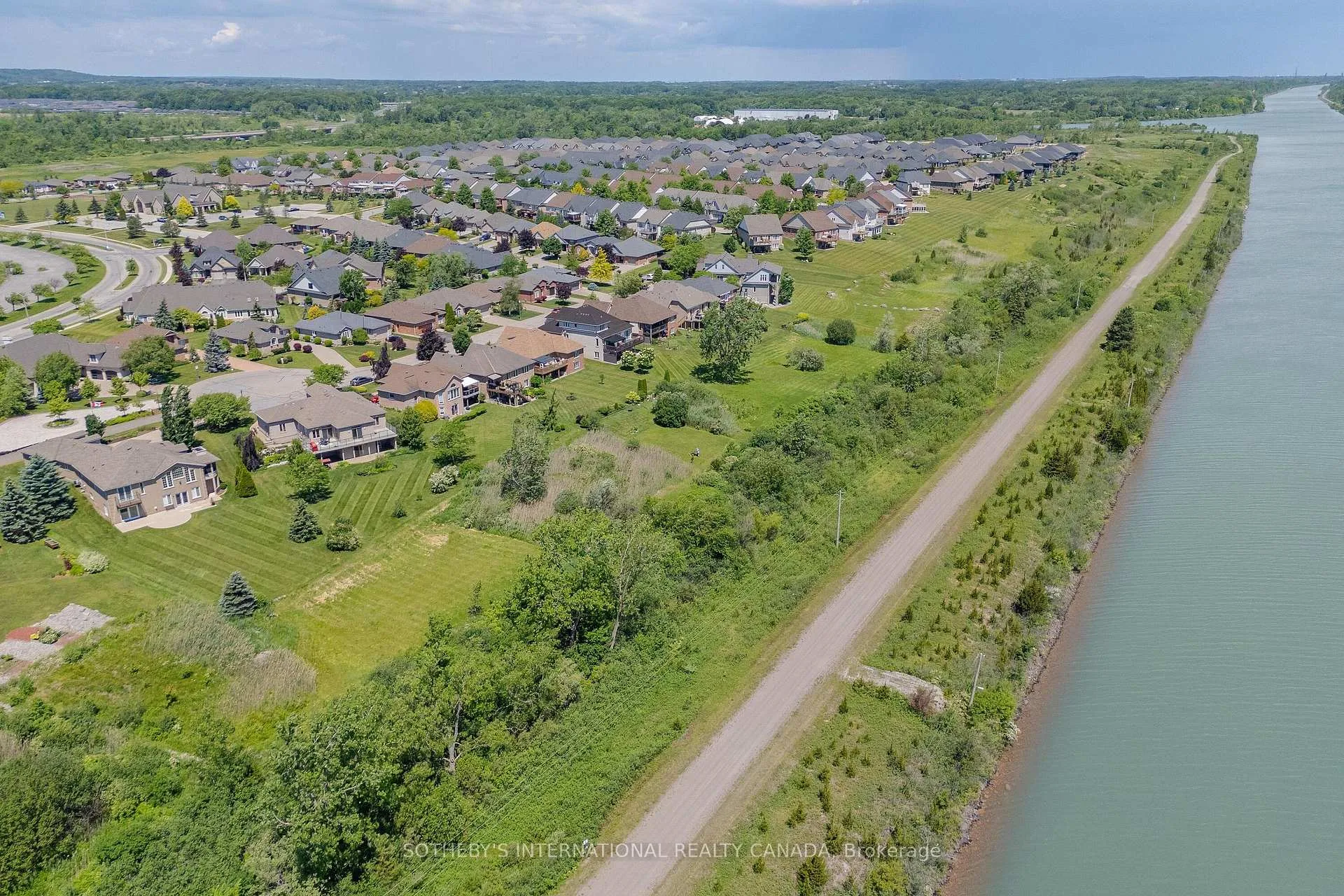Photo 42 of 208 Muirfield Trail, Welland, Hwy 406/Welland — HOMEH