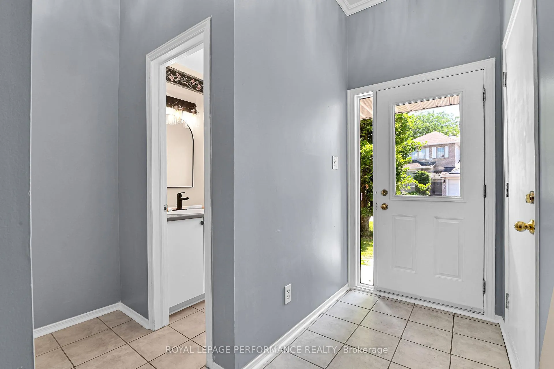 Photo 3 of 6009 Pineglade Crescent, Ottawa, Chapel Hill South - Orleans Village — HOMEH