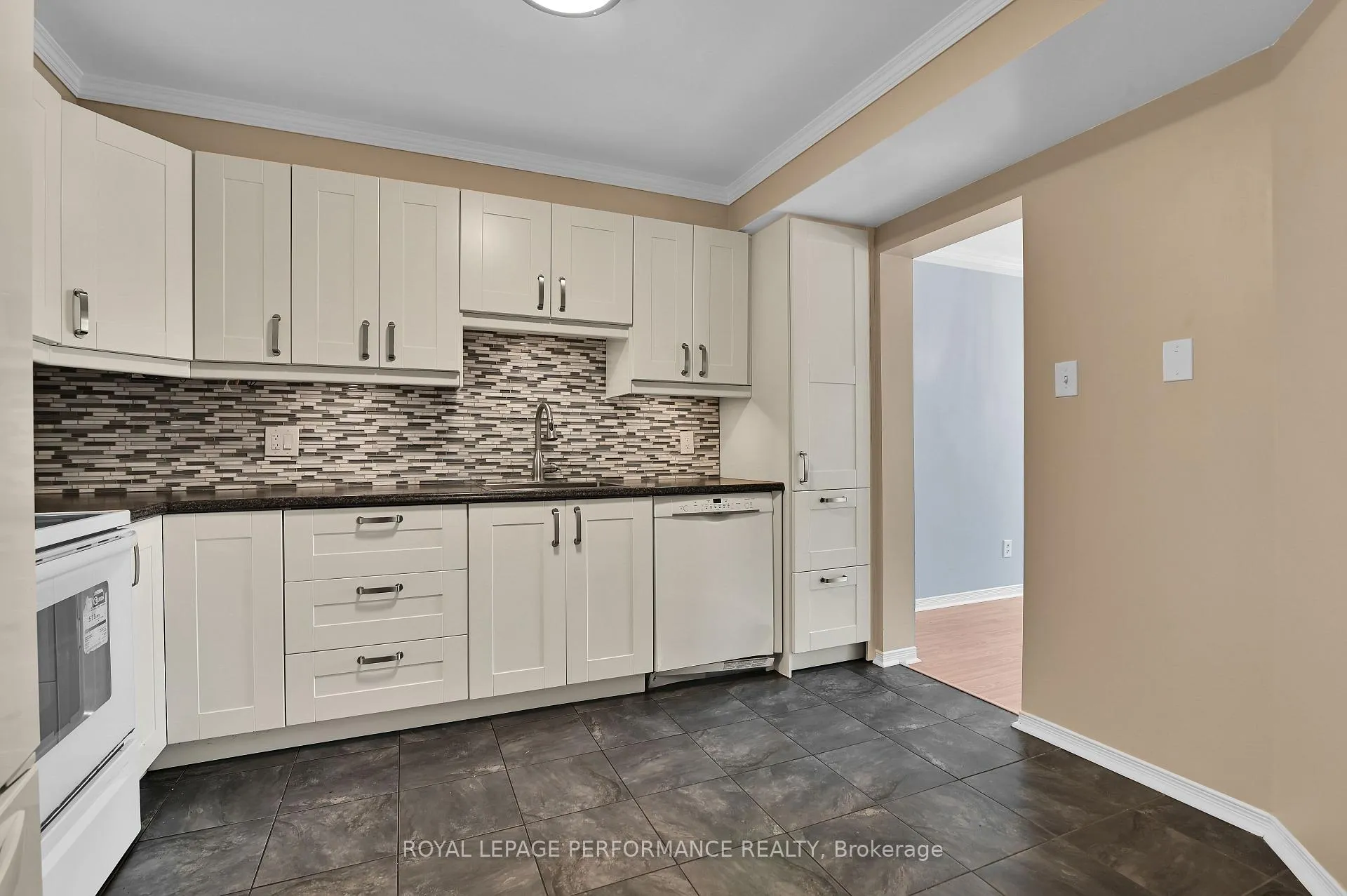Photo 6 of 6009 Pineglade Crescent, Ottawa, Chapel Hill South - Orleans Village — HOMEH