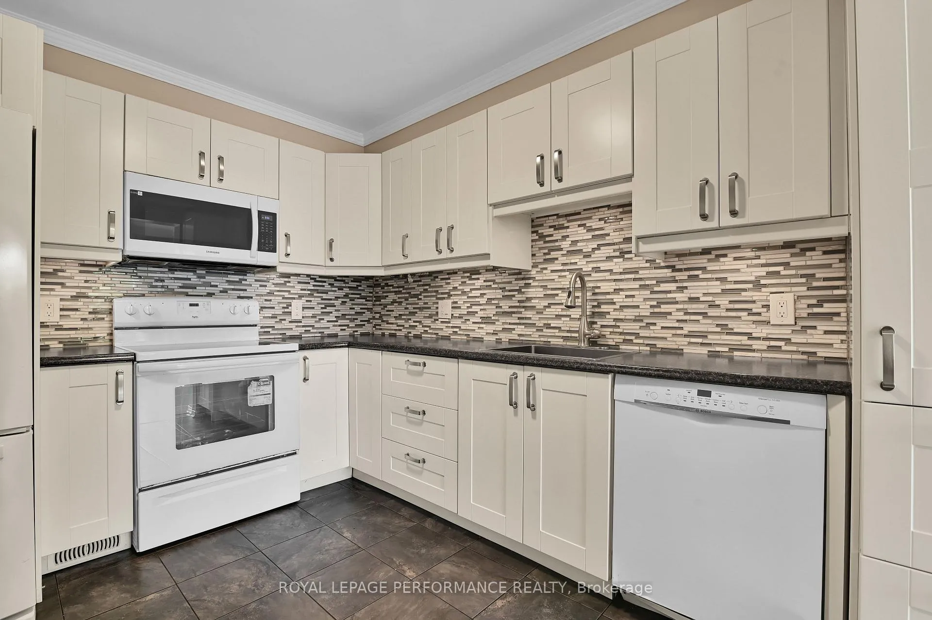 Photo 8 of 6009 Pineglade Crescent, Ottawa, Chapel Hill South - Orleans Village — HOMEH