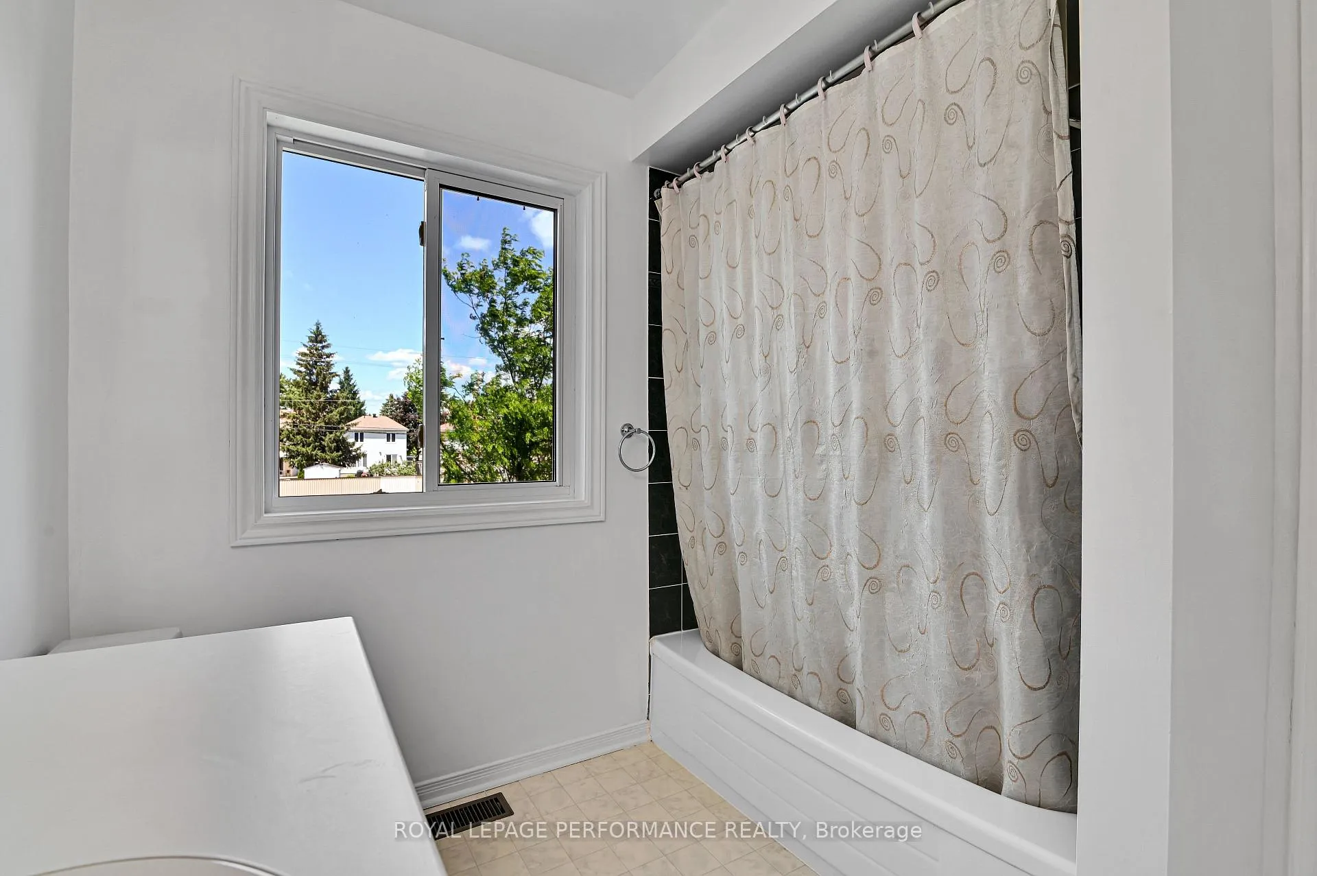 Photo 20 of 6009 Pineglade Crescent, Ottawa, Chapel Hill South - Orleans Village — HOMEH