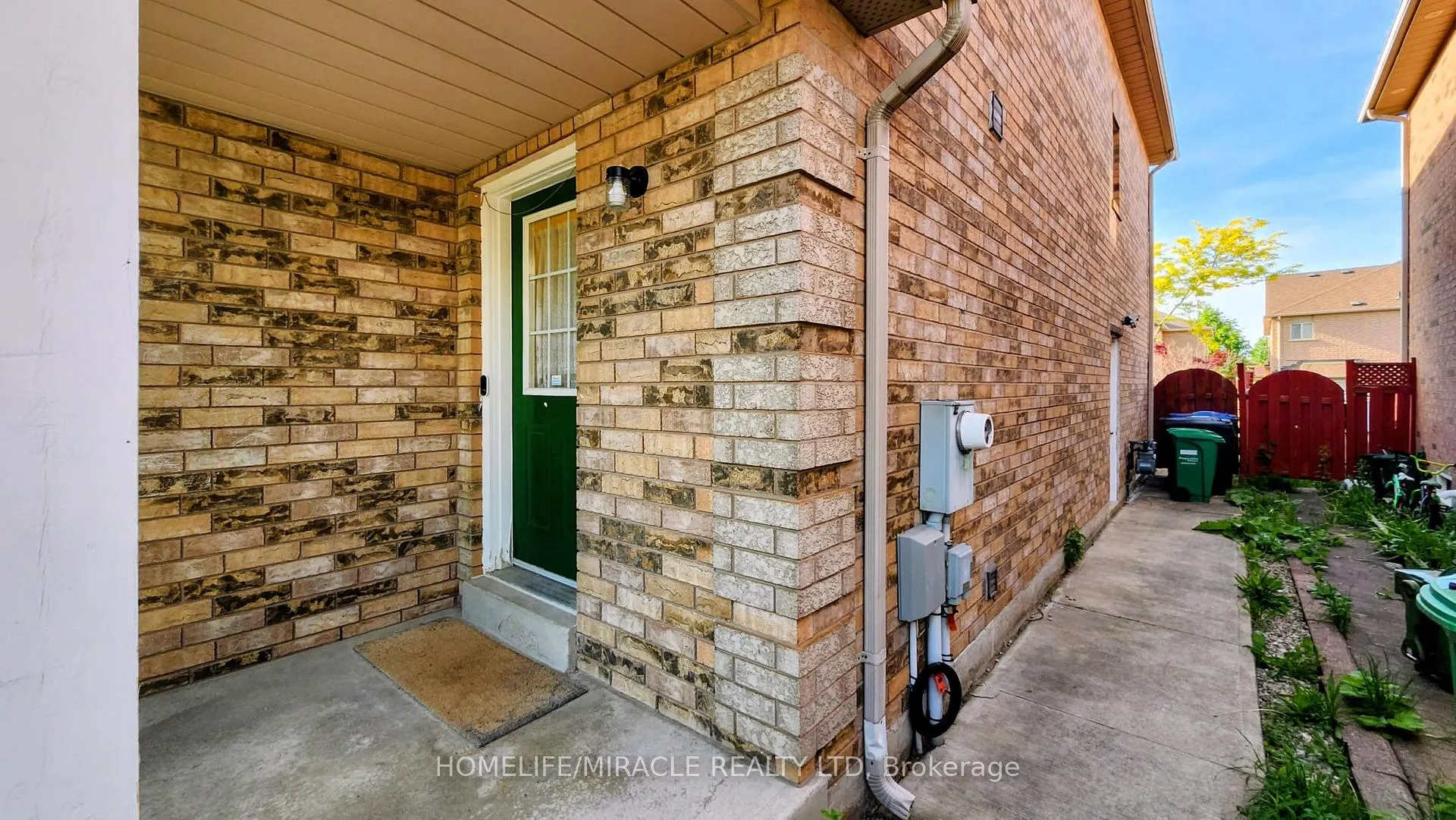 Photo 3 of 102 Whiteface Crescent, Brampton, Fletcher's Meadow — HOMEH