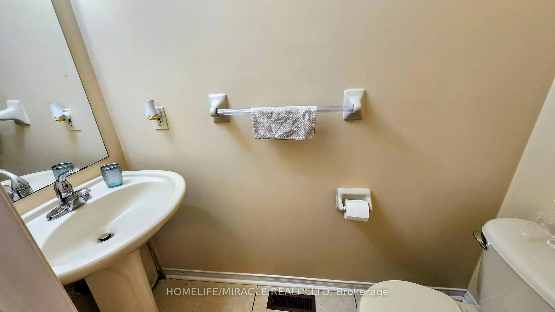 Photo 5 of 102 Whiteface Crescent, Brampton, Fletcher's Meadow — HOMEH
