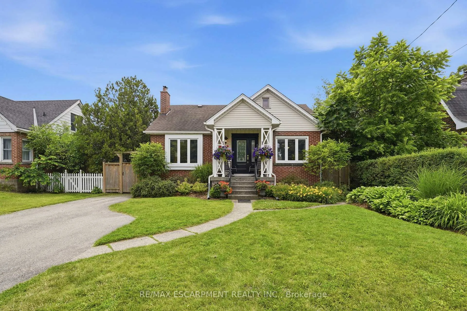 Front of 950 North Shore Boulevard W